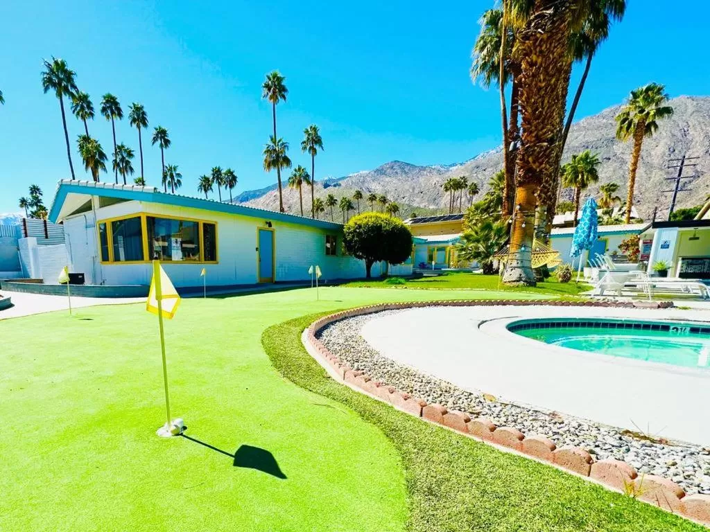 Hot Tub in A PLACE IN THE SUN Hotel - ADULTS ONLY Big Units, 24h Heated Pool & Spa in 1 Acre Park Prime Location, DOG Friendly, TOP Midcentury Modern Boutique Hotel