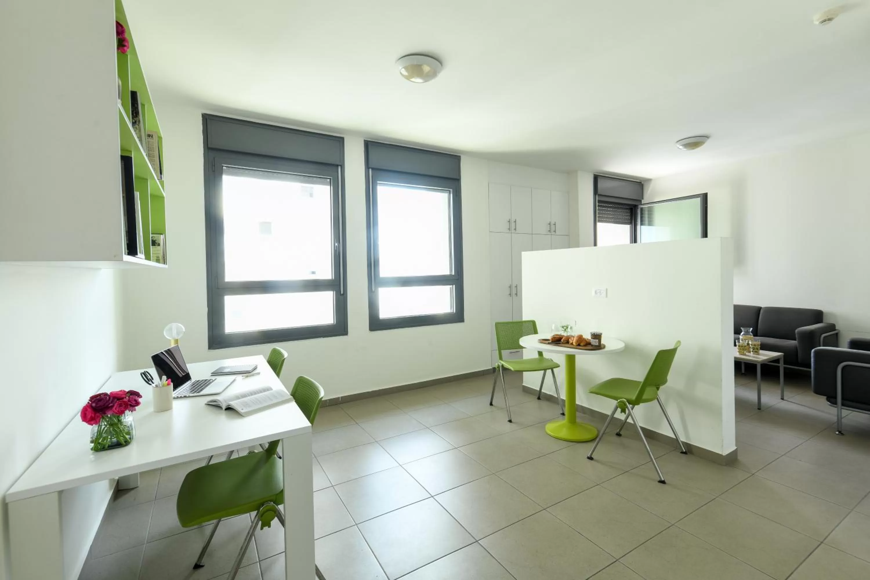 TV and multimedia in דירות גני תערוכה - TLV university apartments near Expo by Sea N' Rent