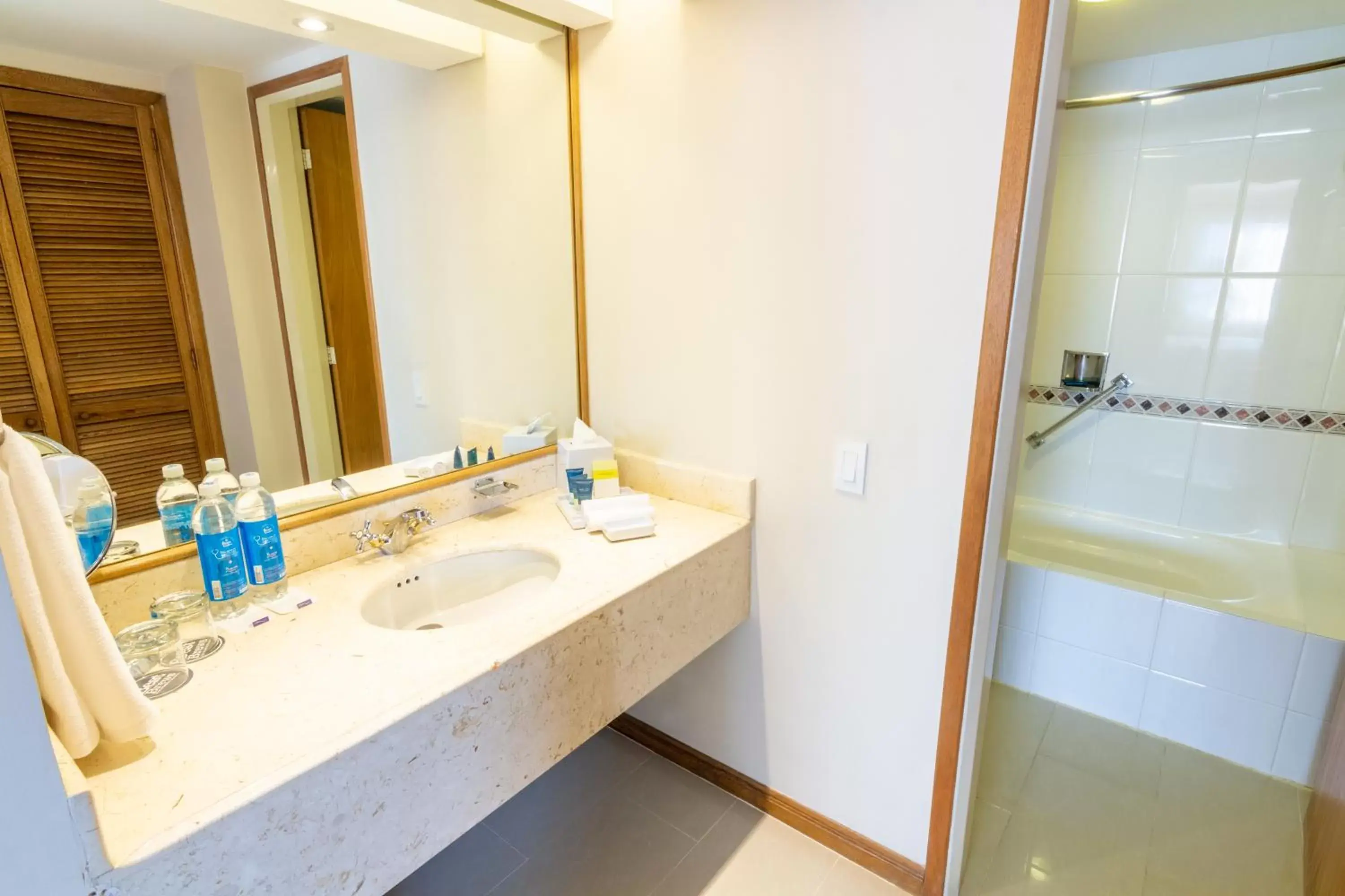 Shower, Bathroom in Sonesta Hotel Cali