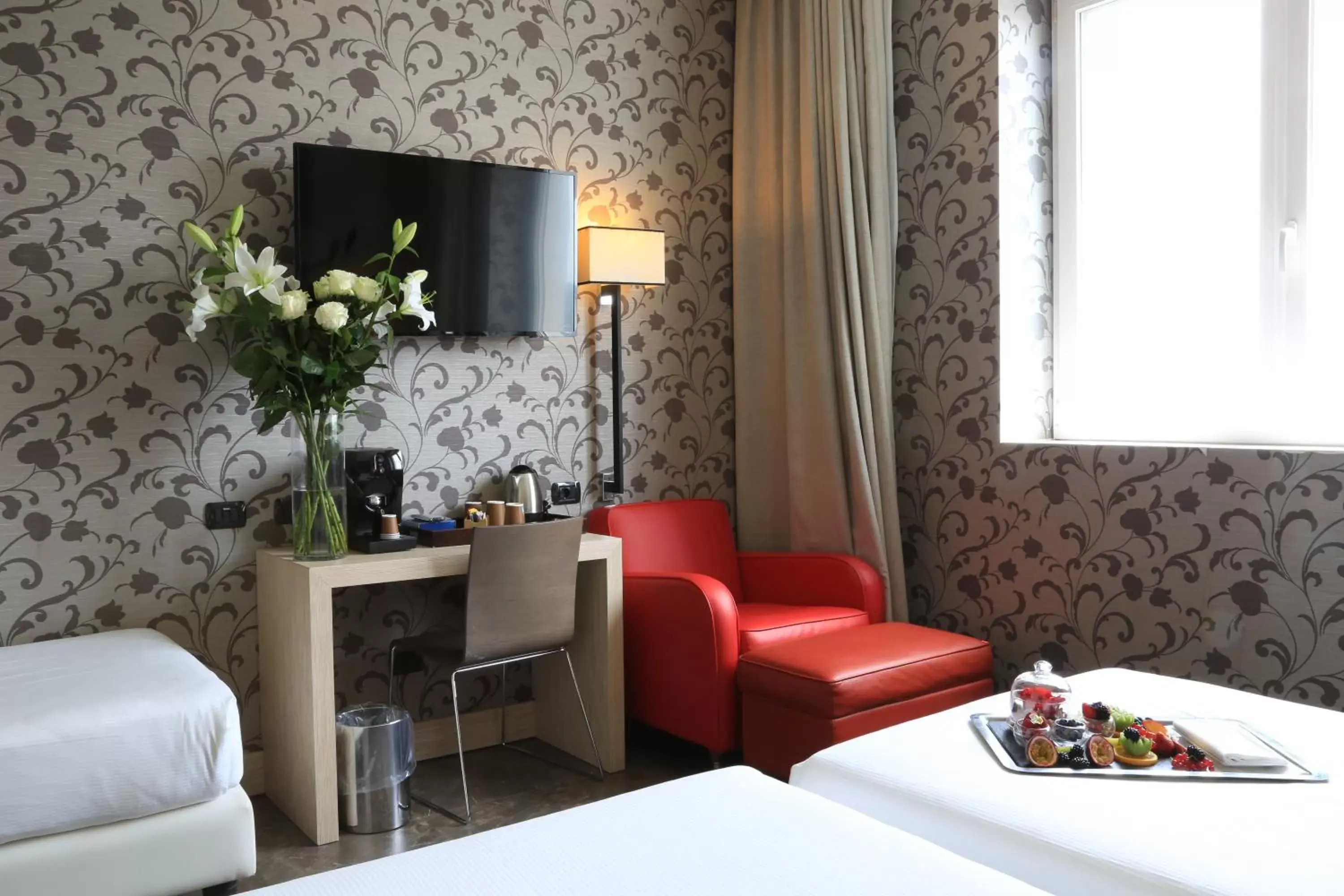 Bed, TV/Entertainment Center in Klima Hotel Milano Fiere