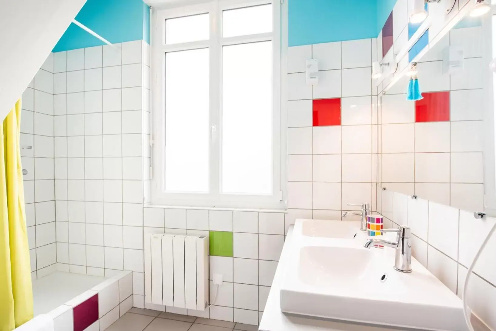 Shower, Bathroom in VILLA ZENITH Hostel - LA MAISON