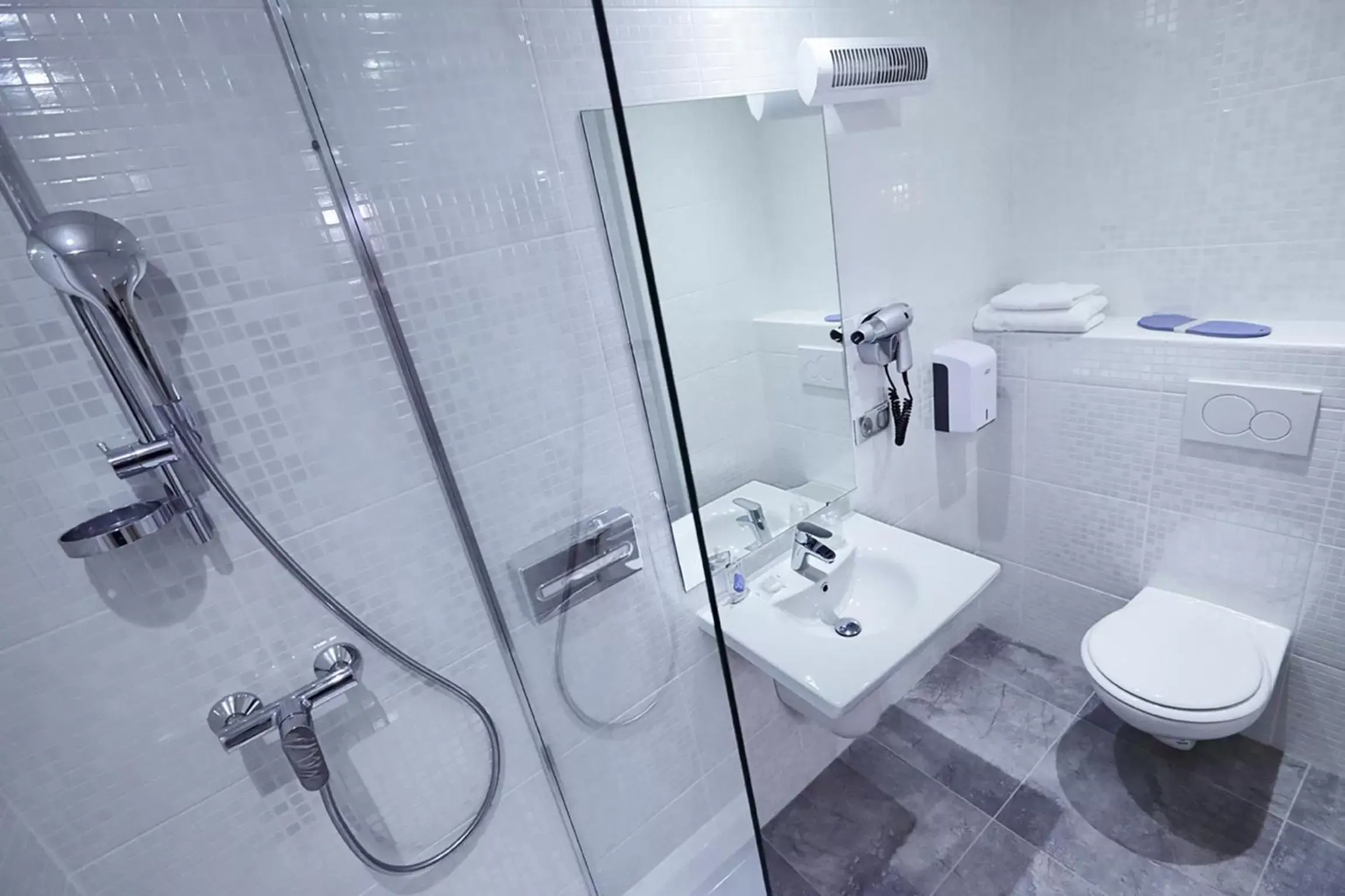 Shower, Bathroom in Kyriad Grenoble-Voiron Chartreuse-Centr'alp