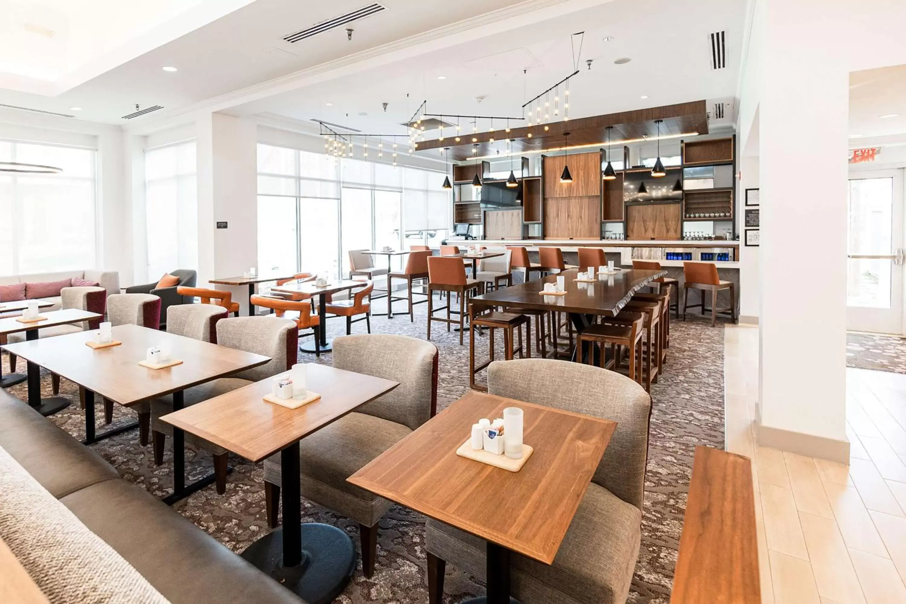 Dining area, Restaurant/Places to Eat in Hilton Garden Inn Fairfax