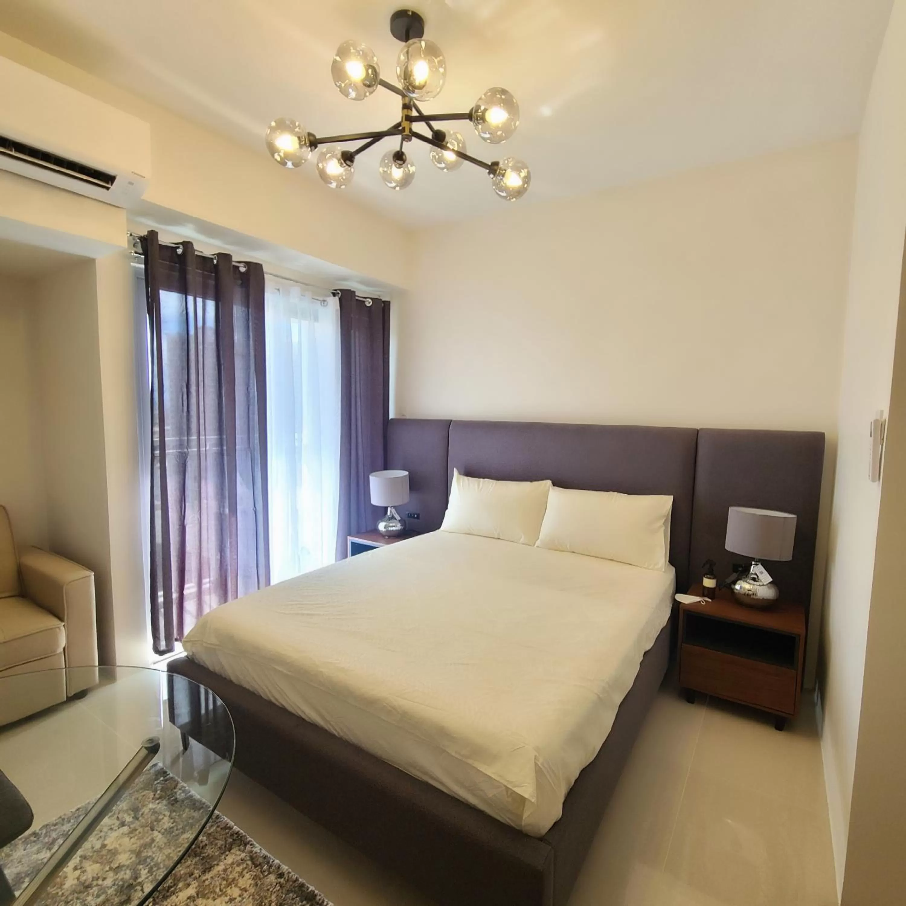 Bed in INSPIRIA Condo Free Airport Pickup for 3 nights stay or more