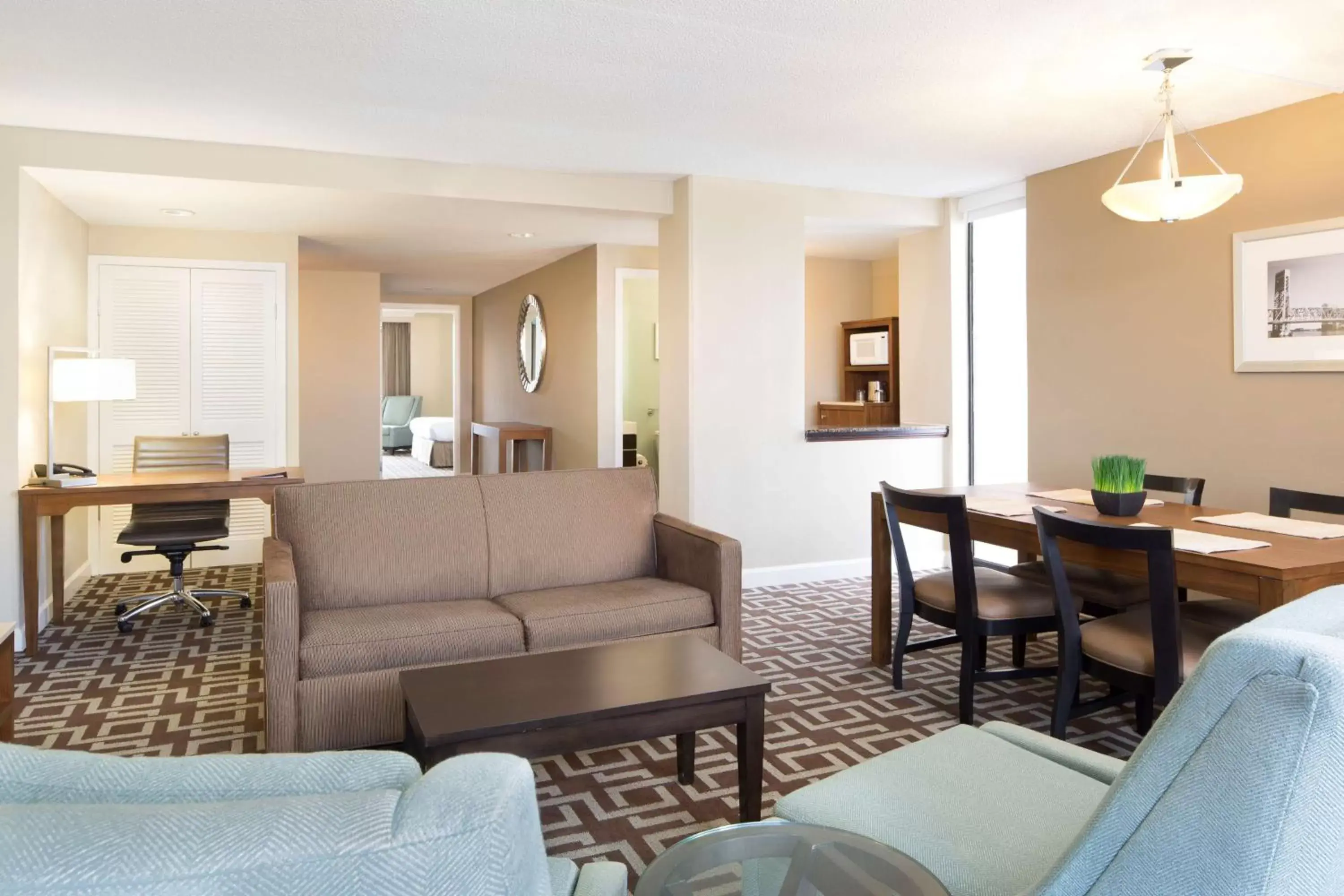 Bed, Seating Area in DoubleTree by Hilton Jacksonville Riverfront, FL