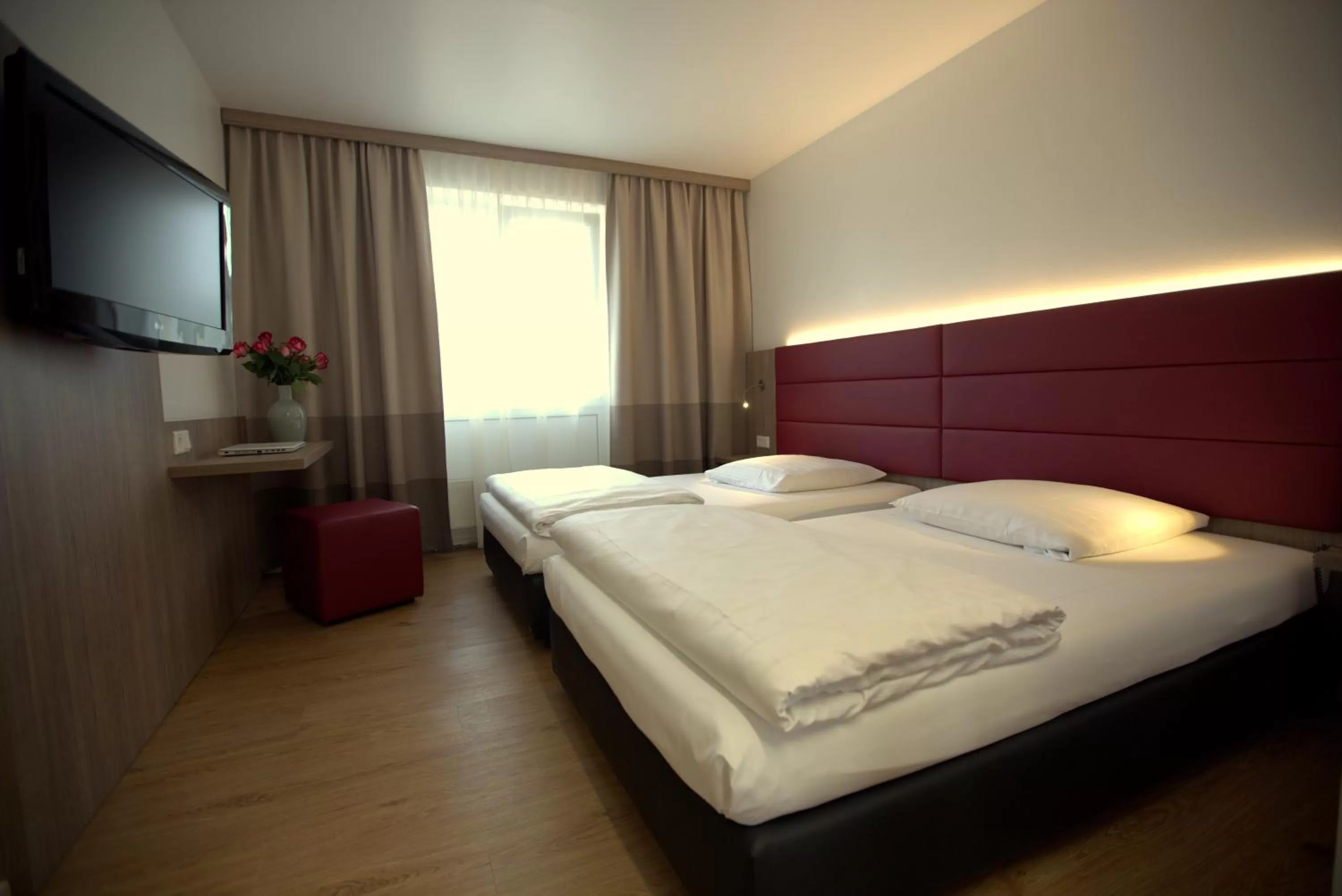 Photo of the whole room, Bed in Airport Hotel Walldorf
