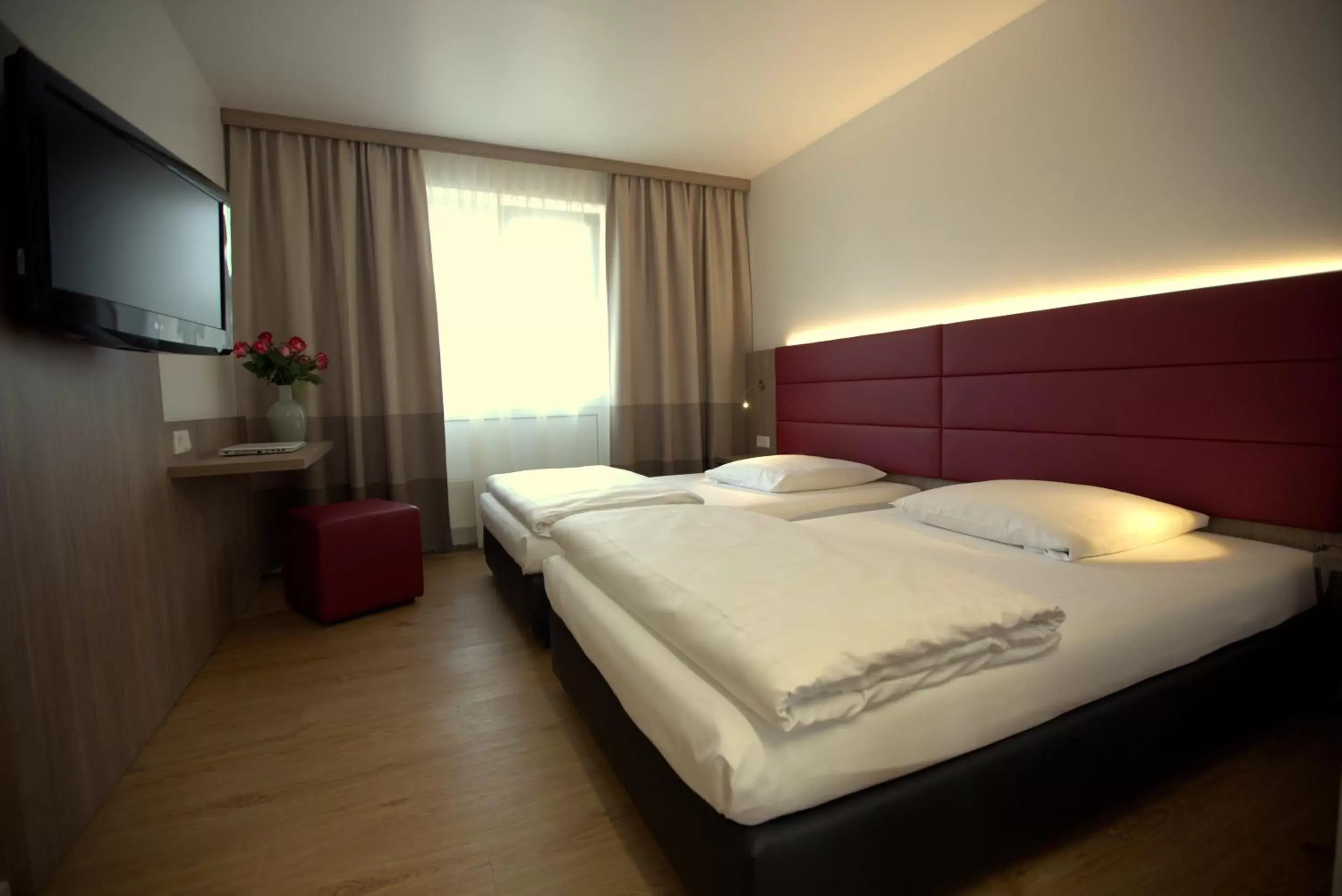 Photo of the whole room, Bed in Airport Hotel Walldorf