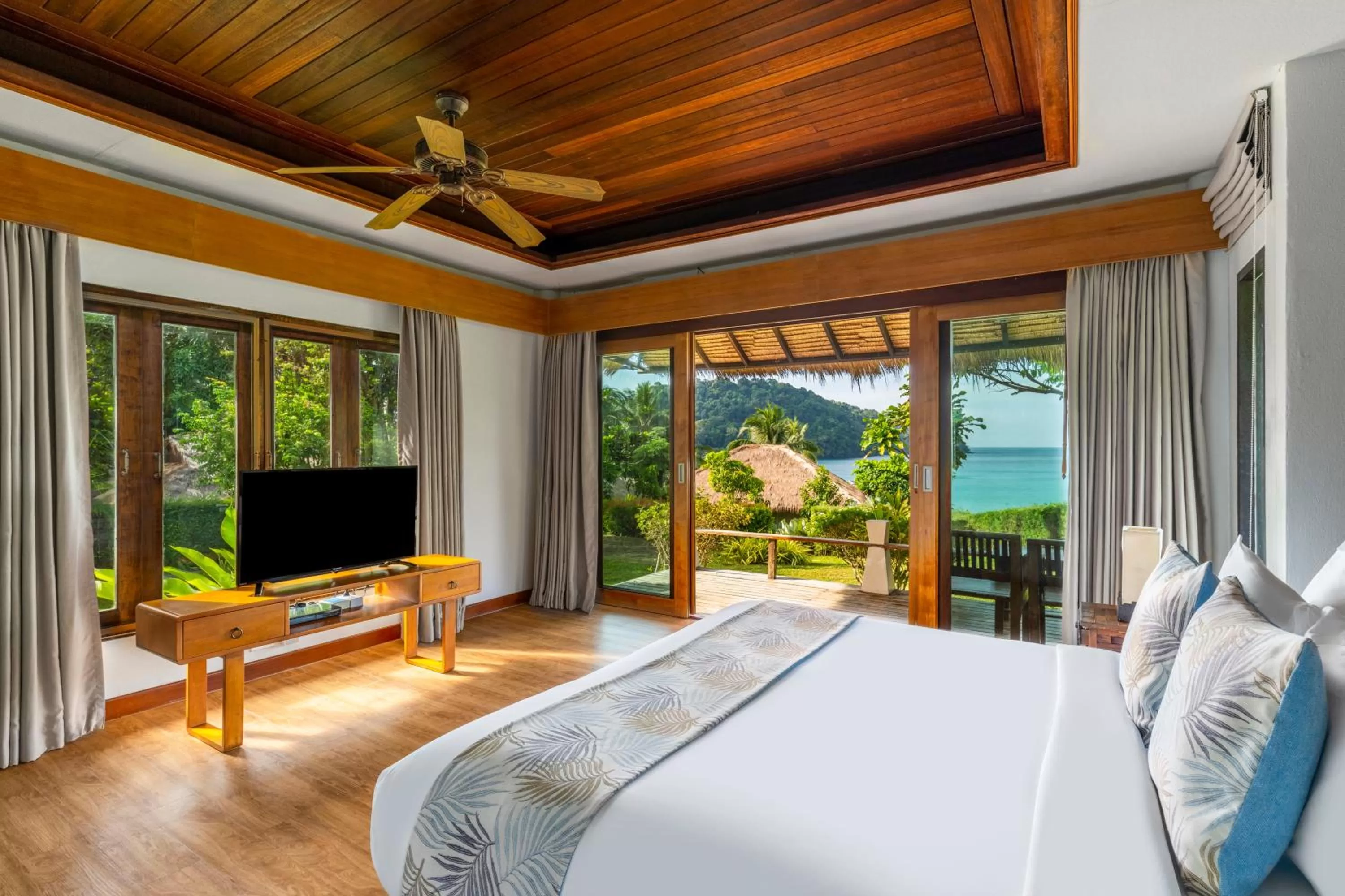 View (from property/room), Bed in The Beach Natural Resort Koh Kood