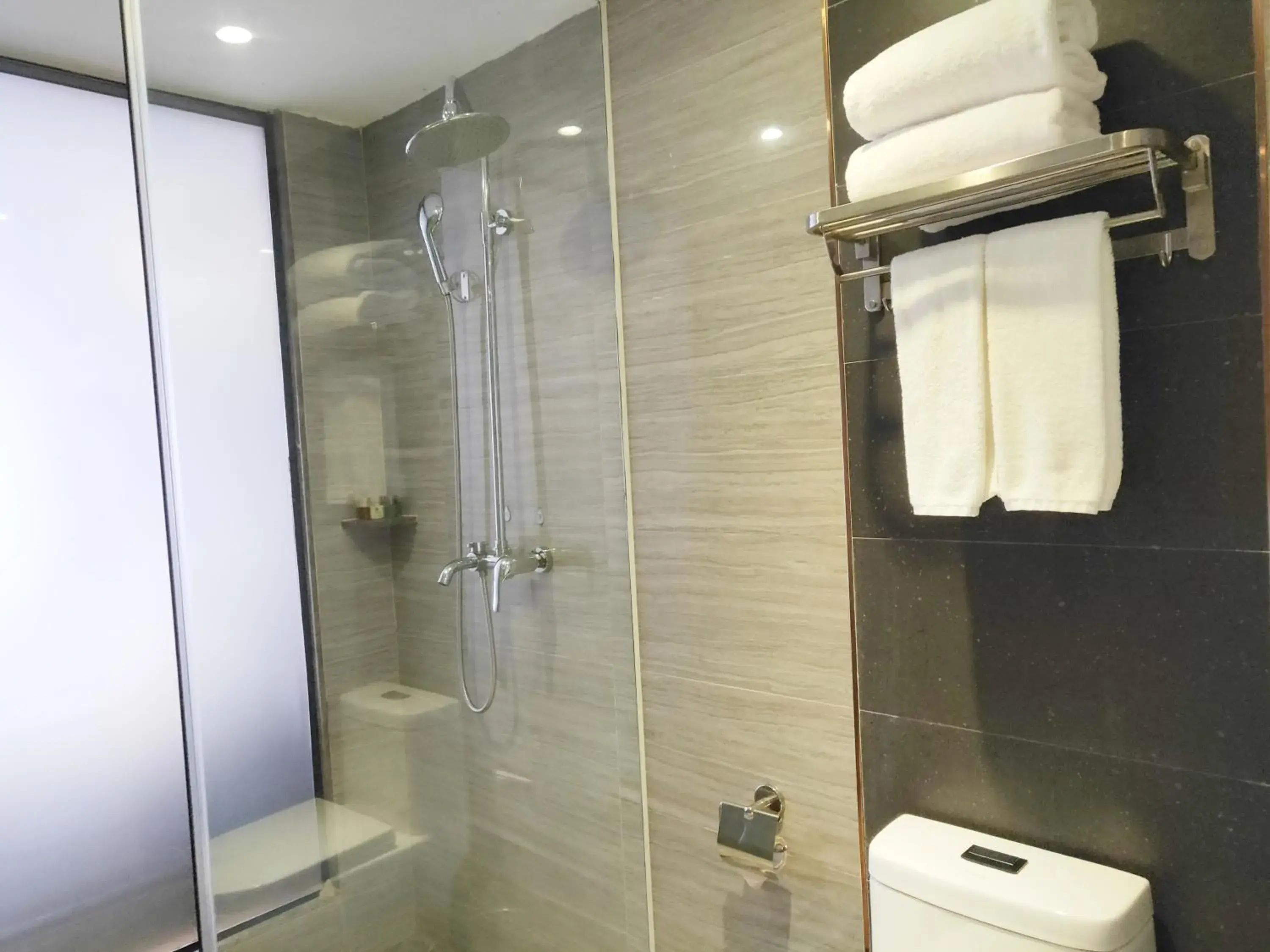 Bathroom in INSAIL Hotel (Shenzhen Dongmen Branch)