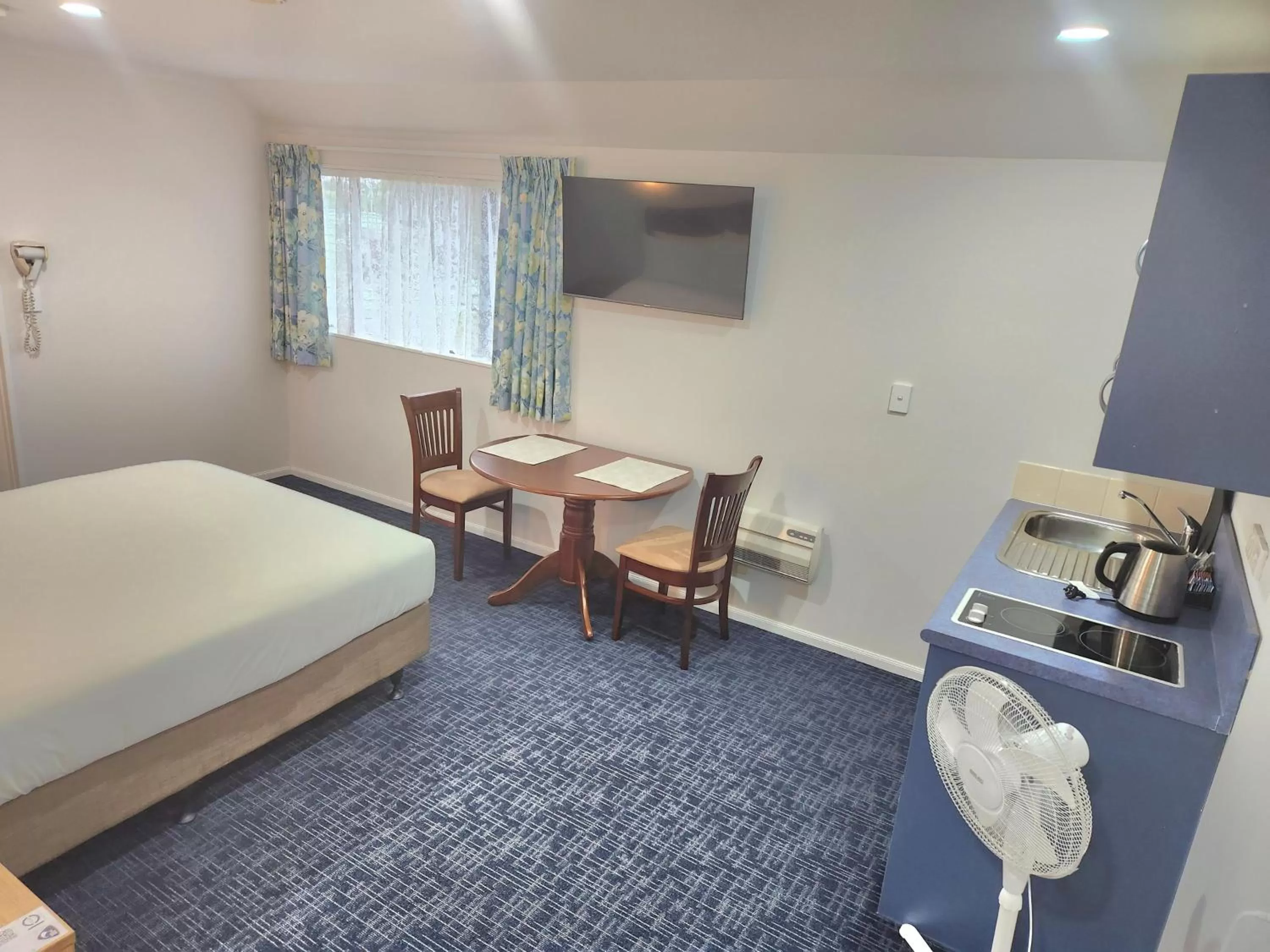 TV and multimedia, Bed in Botany Palms Motel