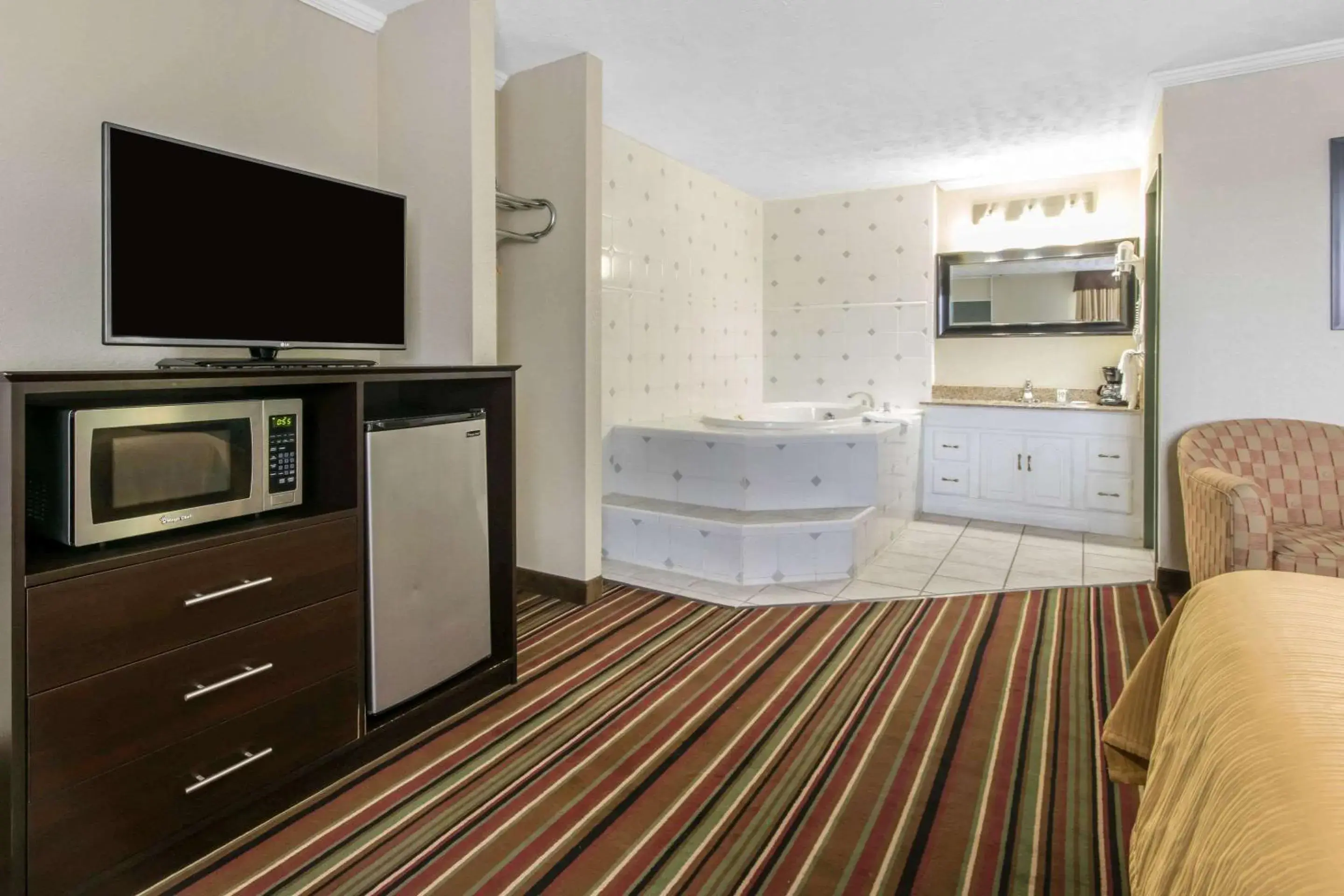 Photo of the whole room, Kitchen/Kitchenette in Quality Inn & Suites - Horse Cave