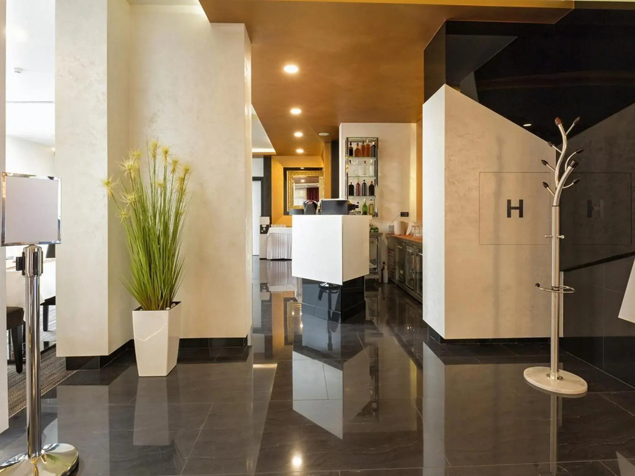 Lounge or bar, Kitchen/Kitchenette in Nova City Hotel Signature Collection Belgrade