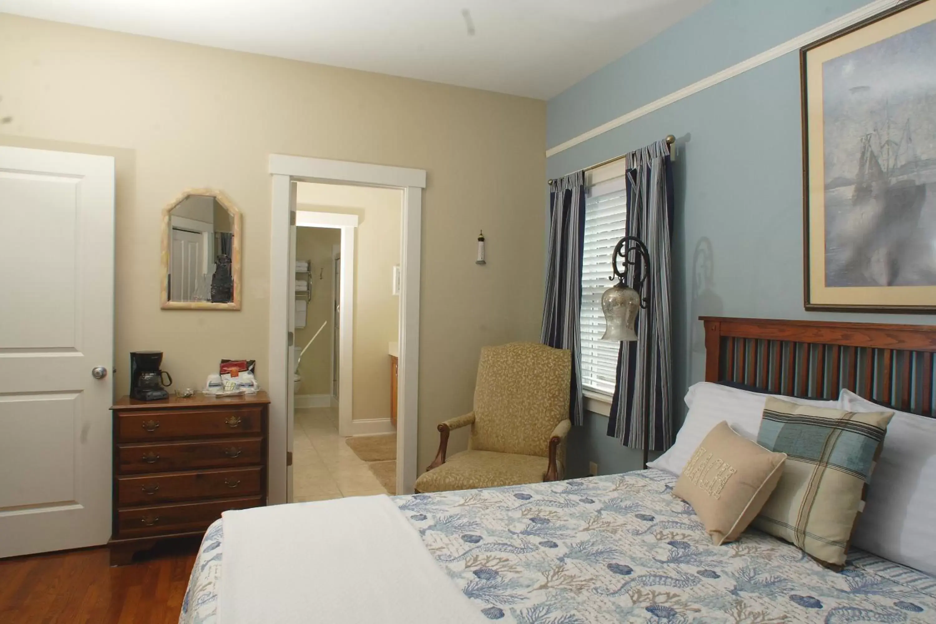 Photo of the whole room, Bed in Seven Oaks Inn Bed and Breakfast