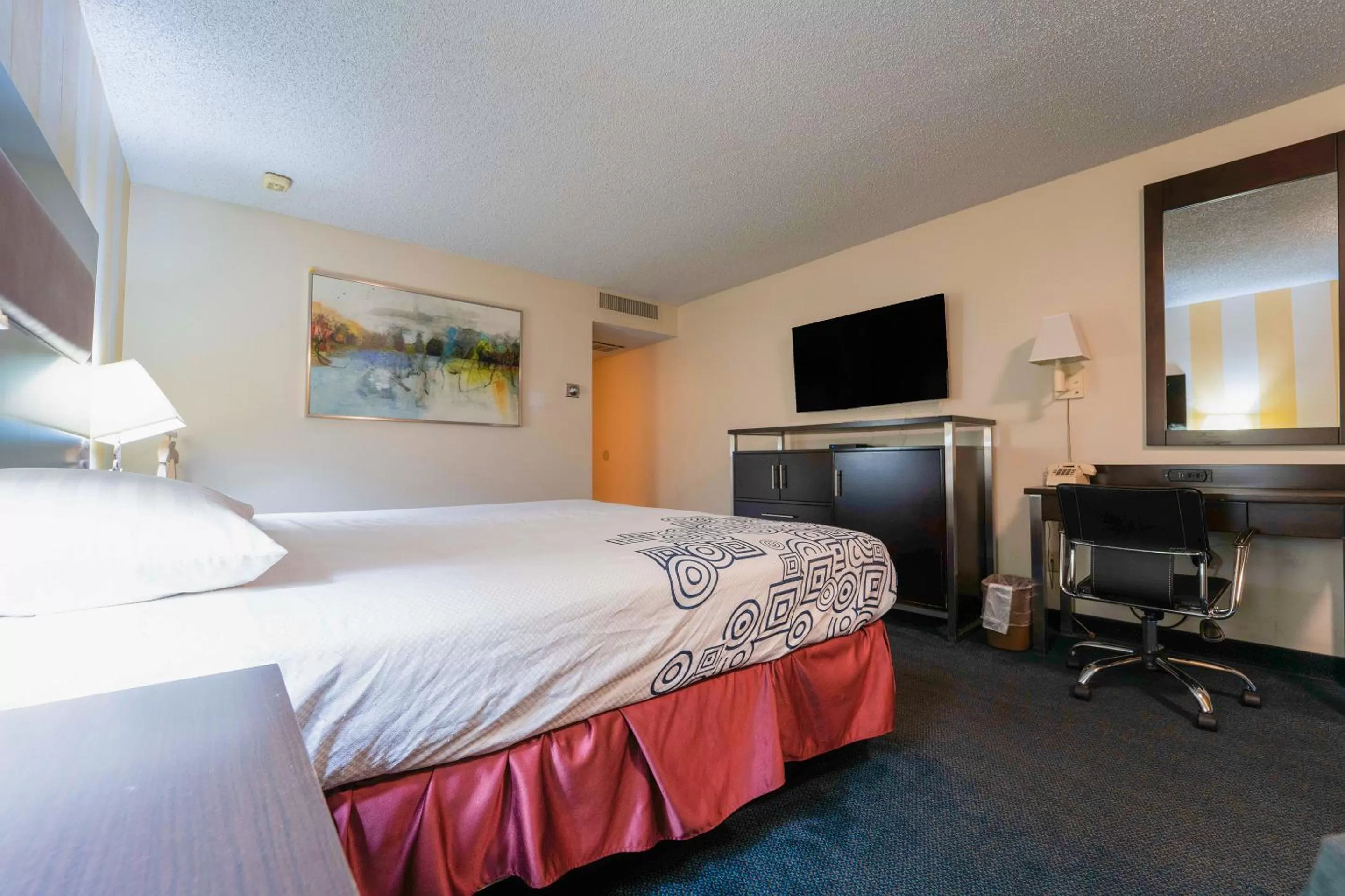 Bedroom, Bed in Royal Plaza Inn