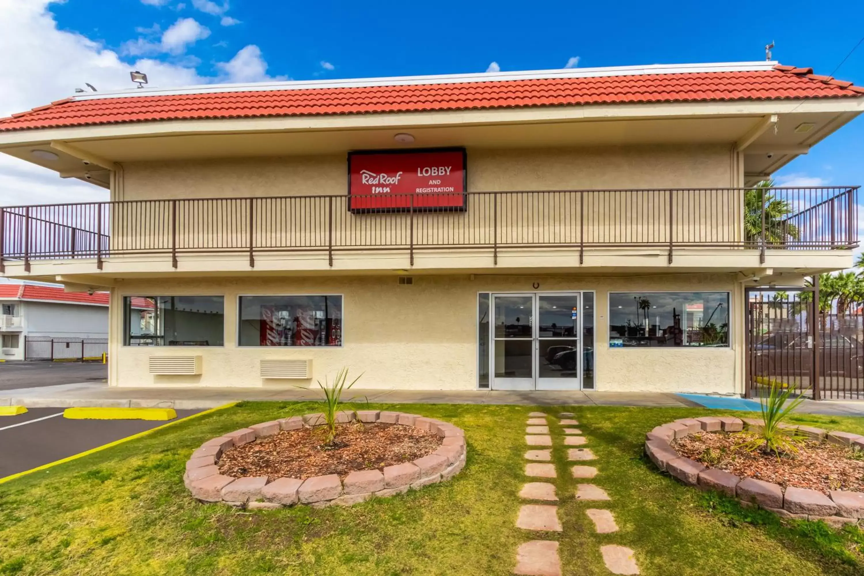 Property building, Garden in Red Roof Inn Phoenix- Midtown