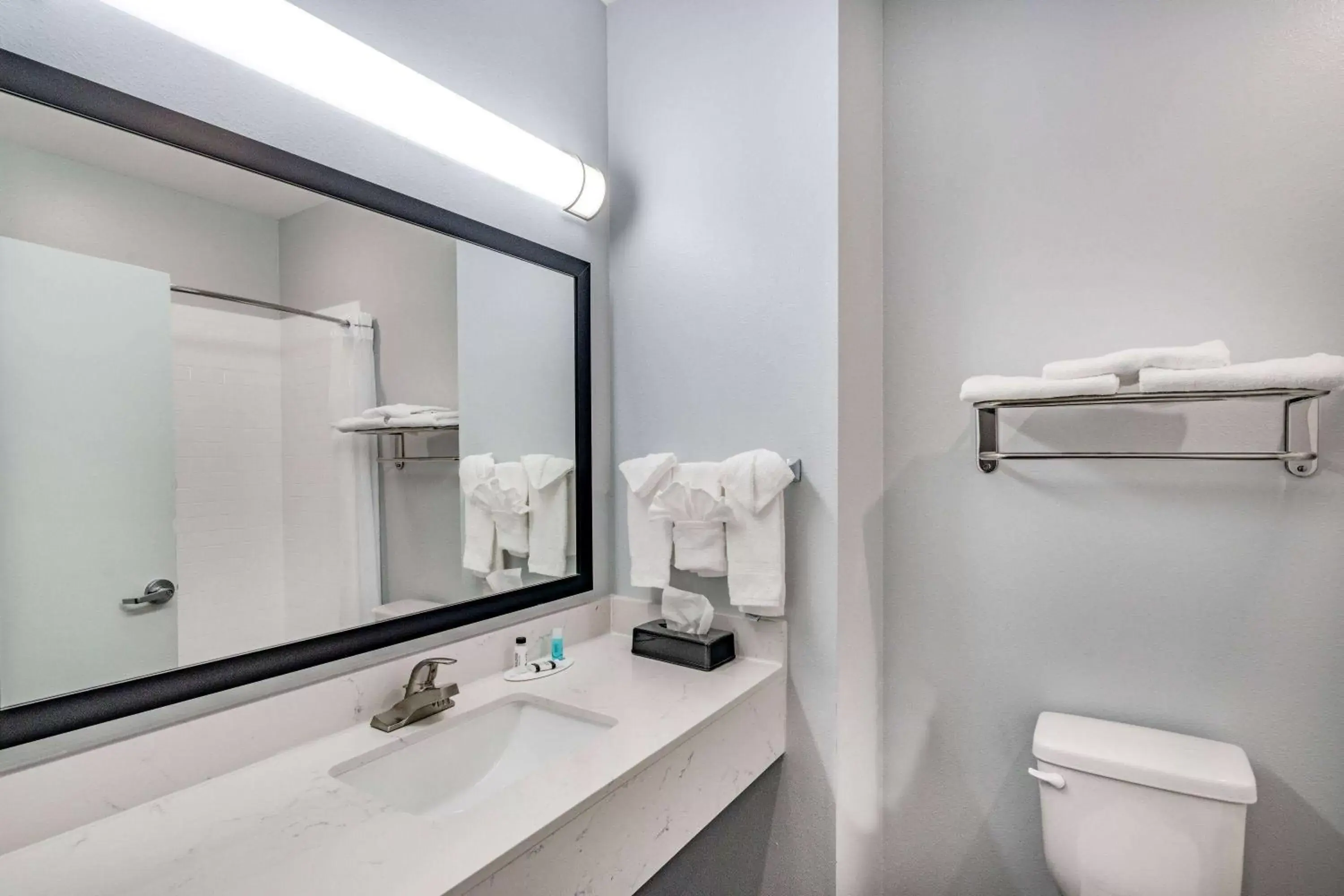 TV and multimedia, Bathroom in Days Inn & Suites by Wyndham Horn Lake - Memphis Graceland