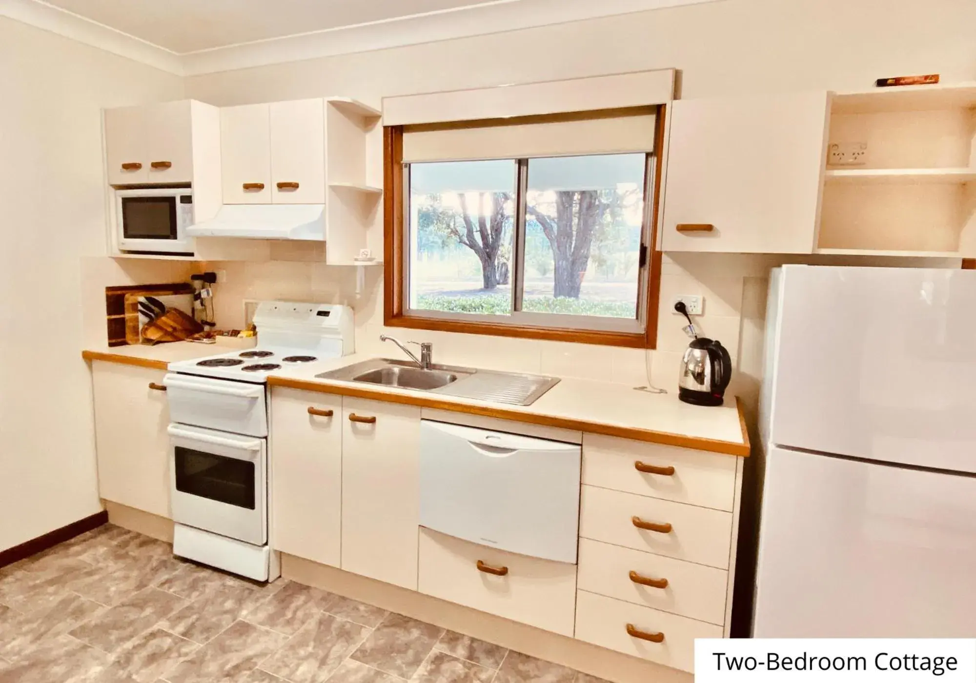 Kitchen or kitchenette, Kitchen/Kitchenette in Pokolbin Village Estate