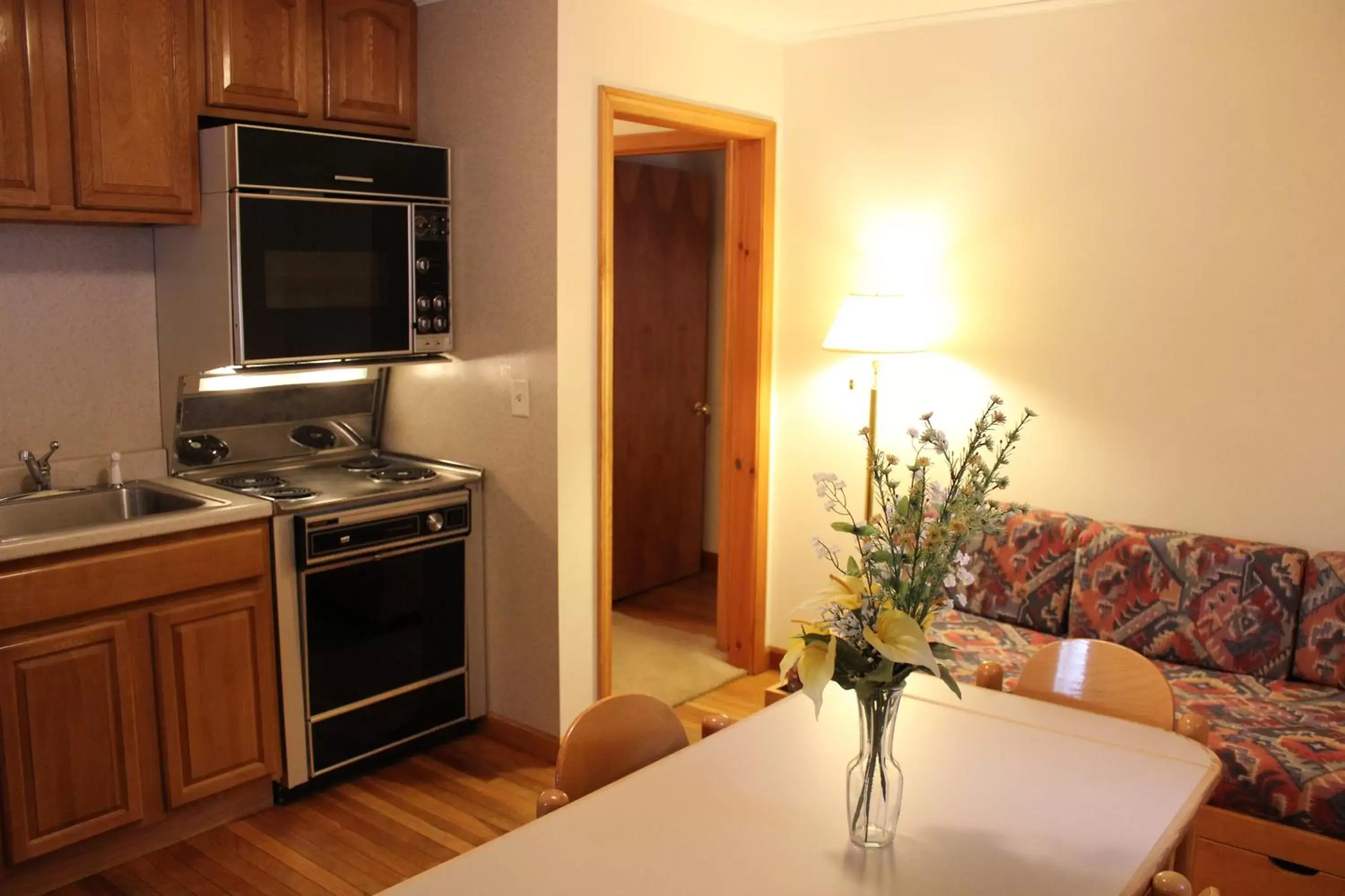 Kitchen/Kitchenette in Nootka Lodge