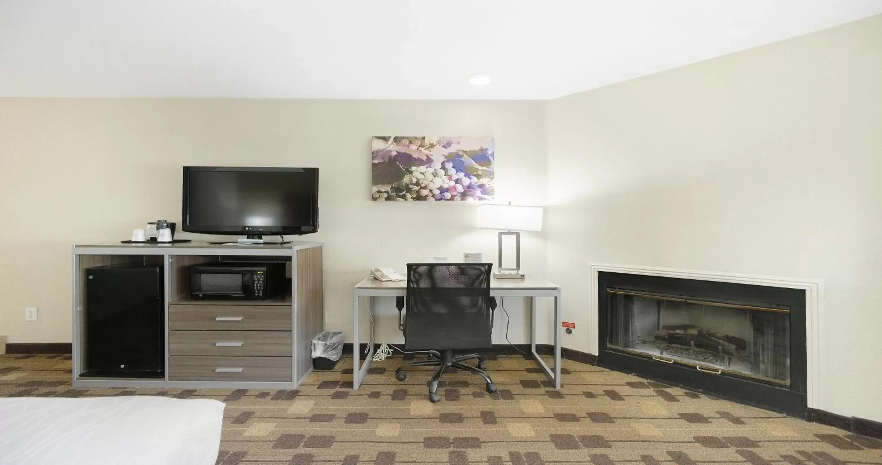 Bedroom, TV/Entertainment Center in Best Western Amador Inn