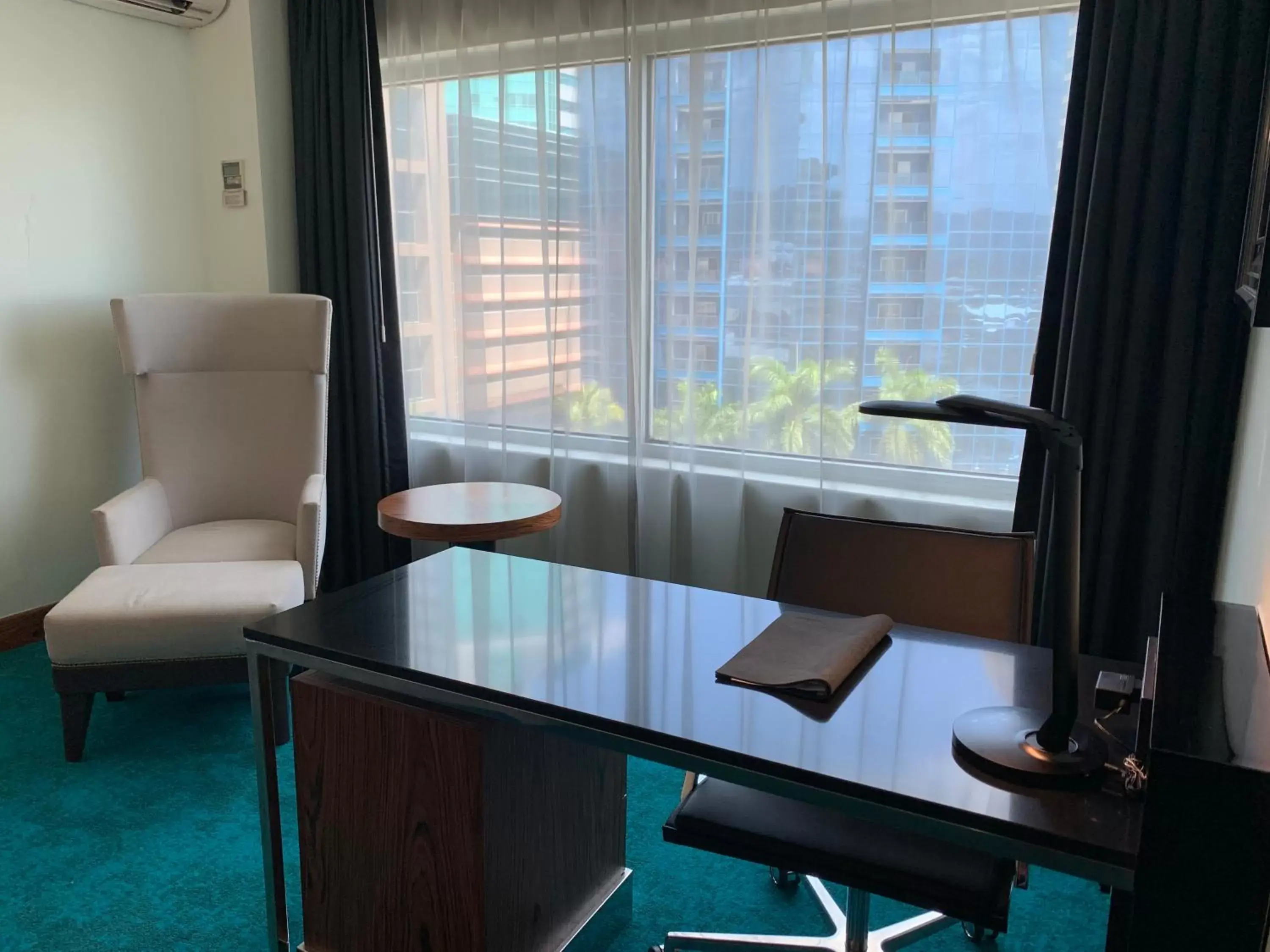 Seating area, Kitchen/Kitchenette in Radisson Hotel Trinidad