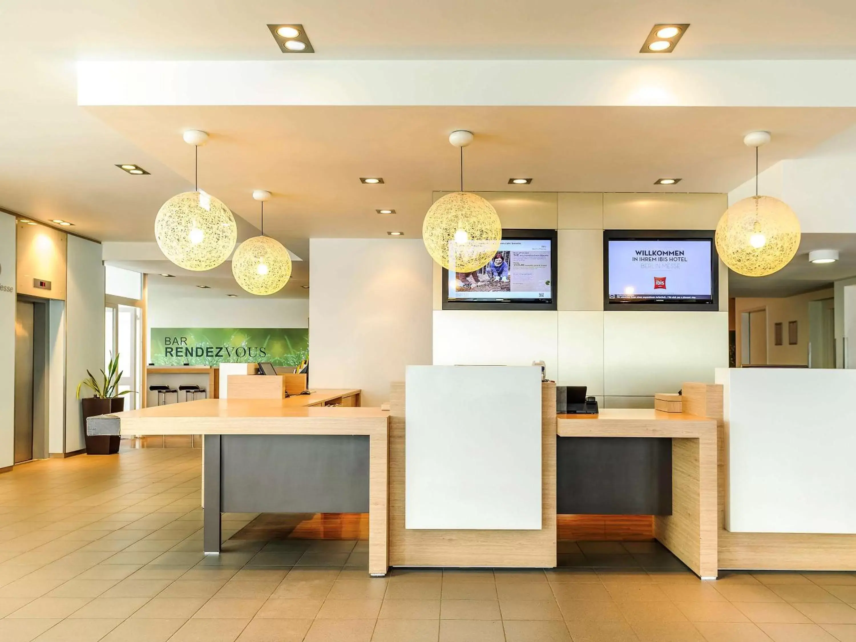 Property building, Lobby/Reception in ibis Berlin Messe