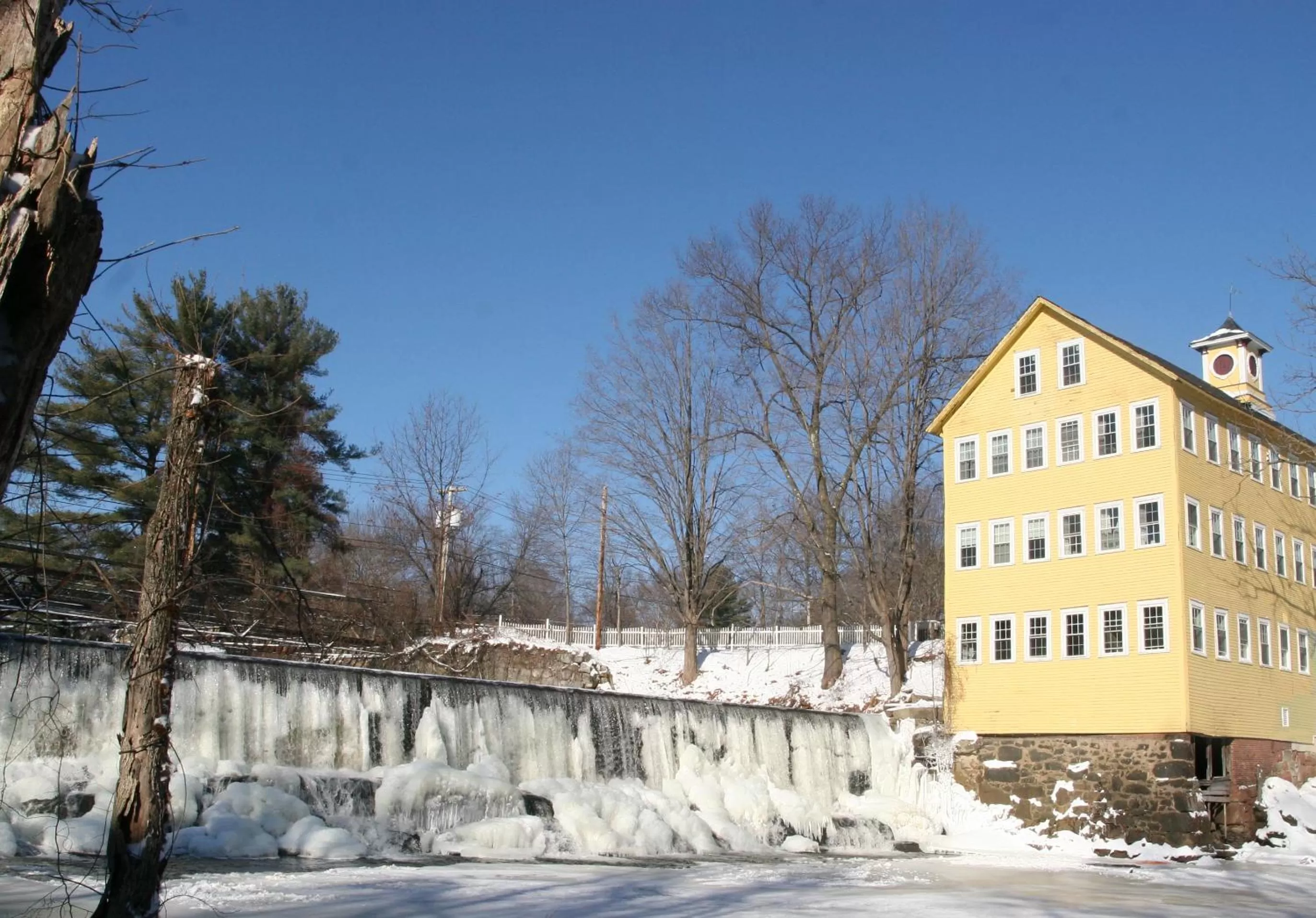 Facade/entrance in Old Mill Inn