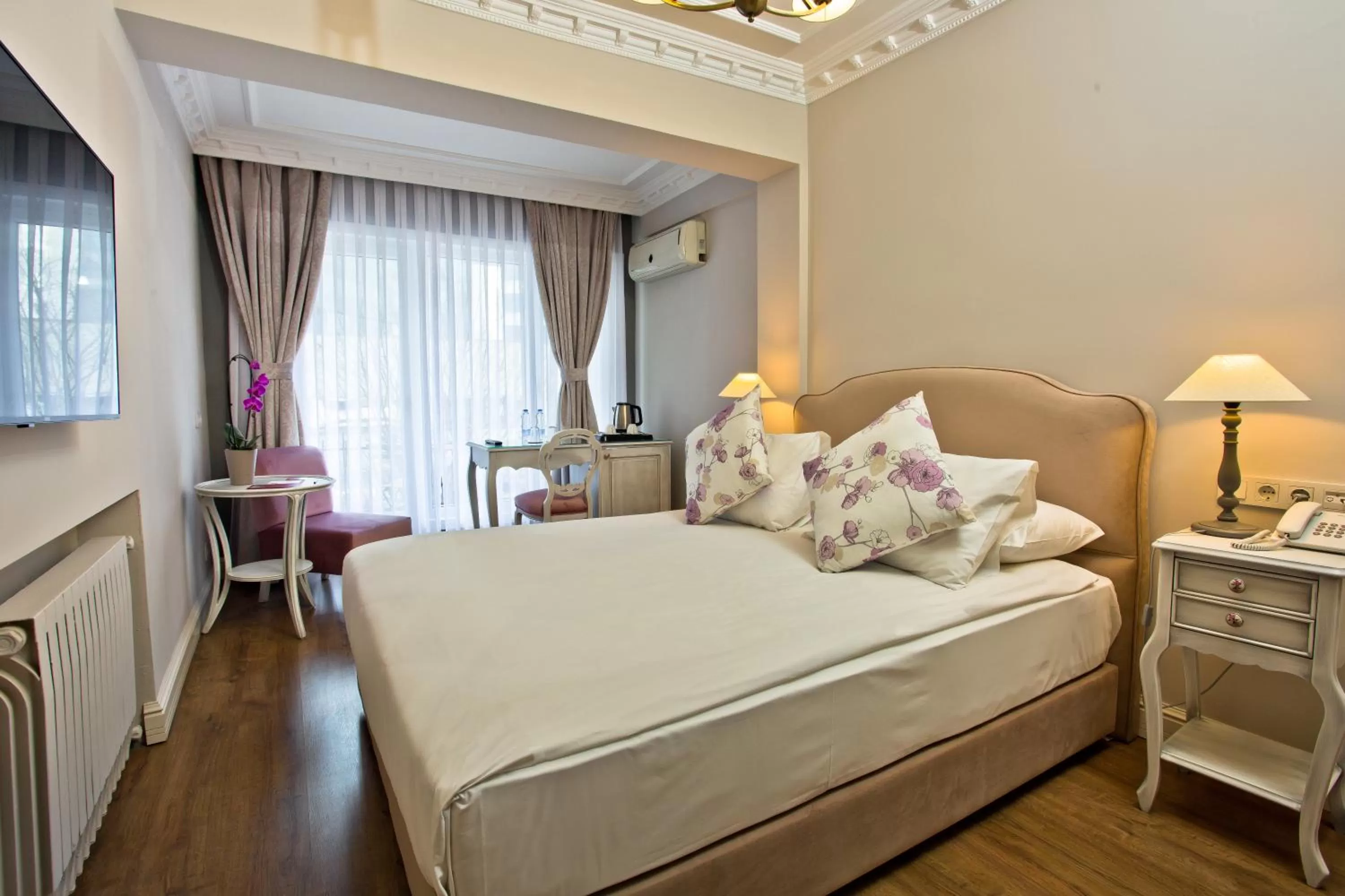 Bed in Villa Blanche Hotel SPA & Garden Pool