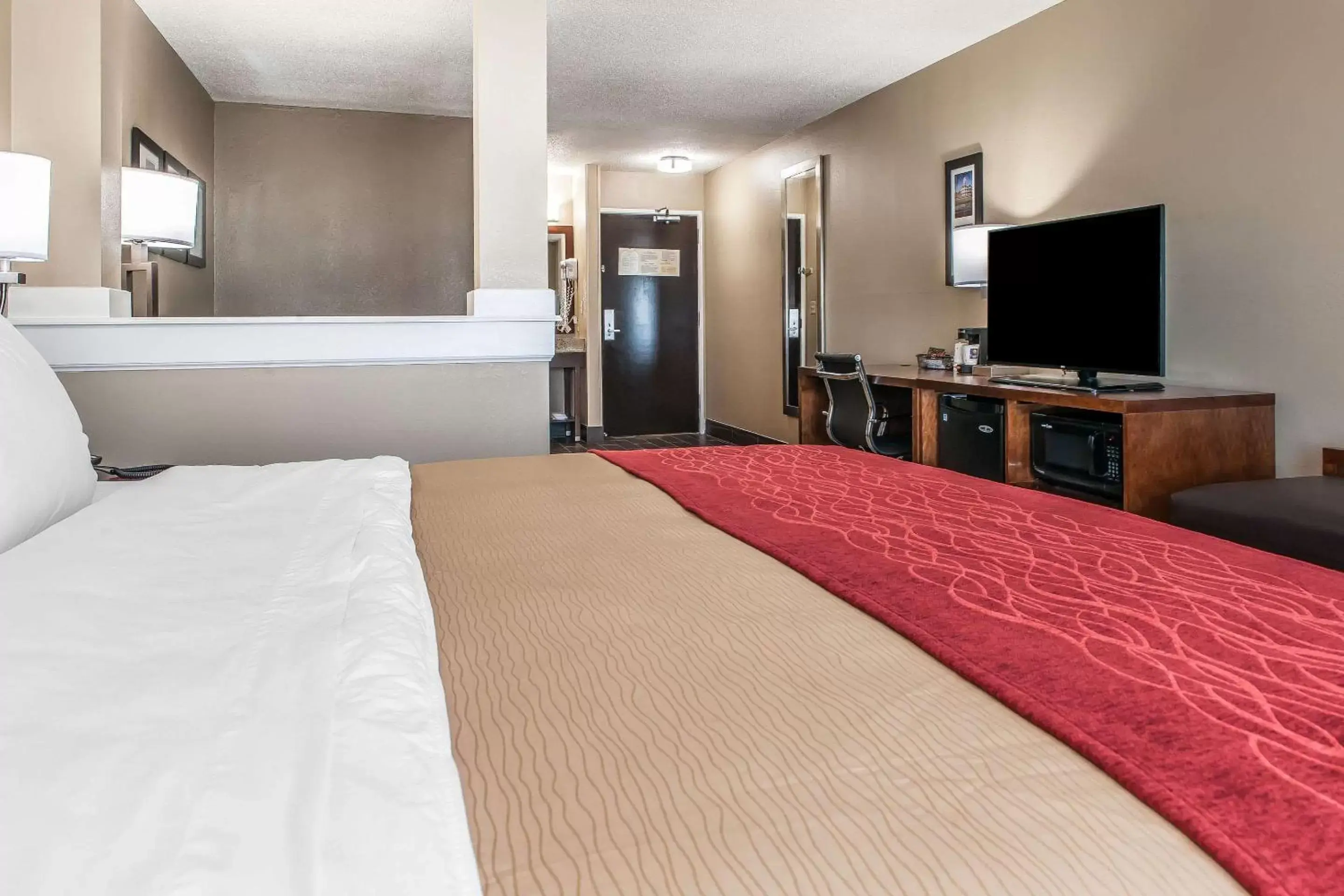 Photo of the whole room, Bed in Comfort Inn & Suites Mount Sterling