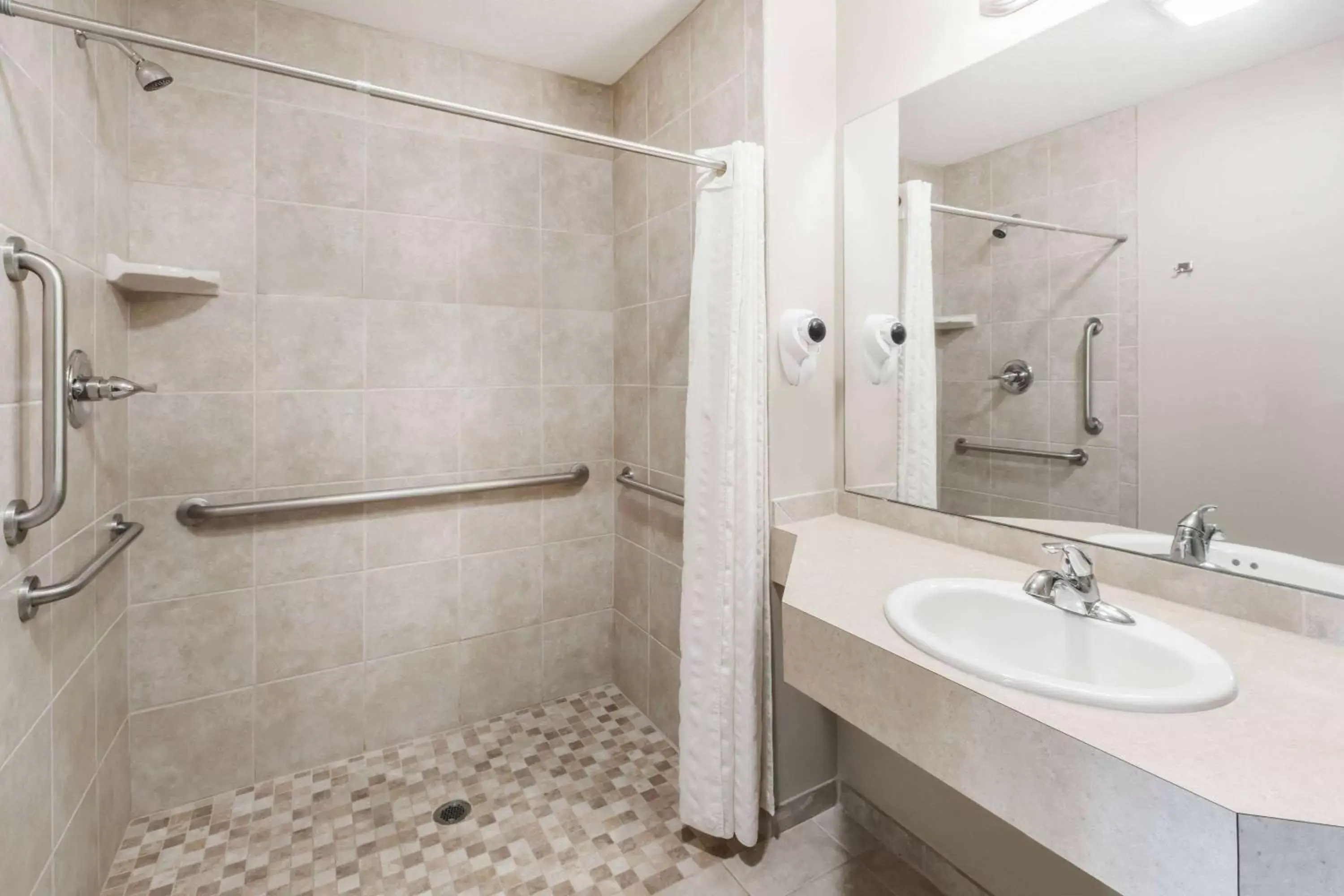 Shower, Bathroom in Howard Johnson by Wyndham Traverse City