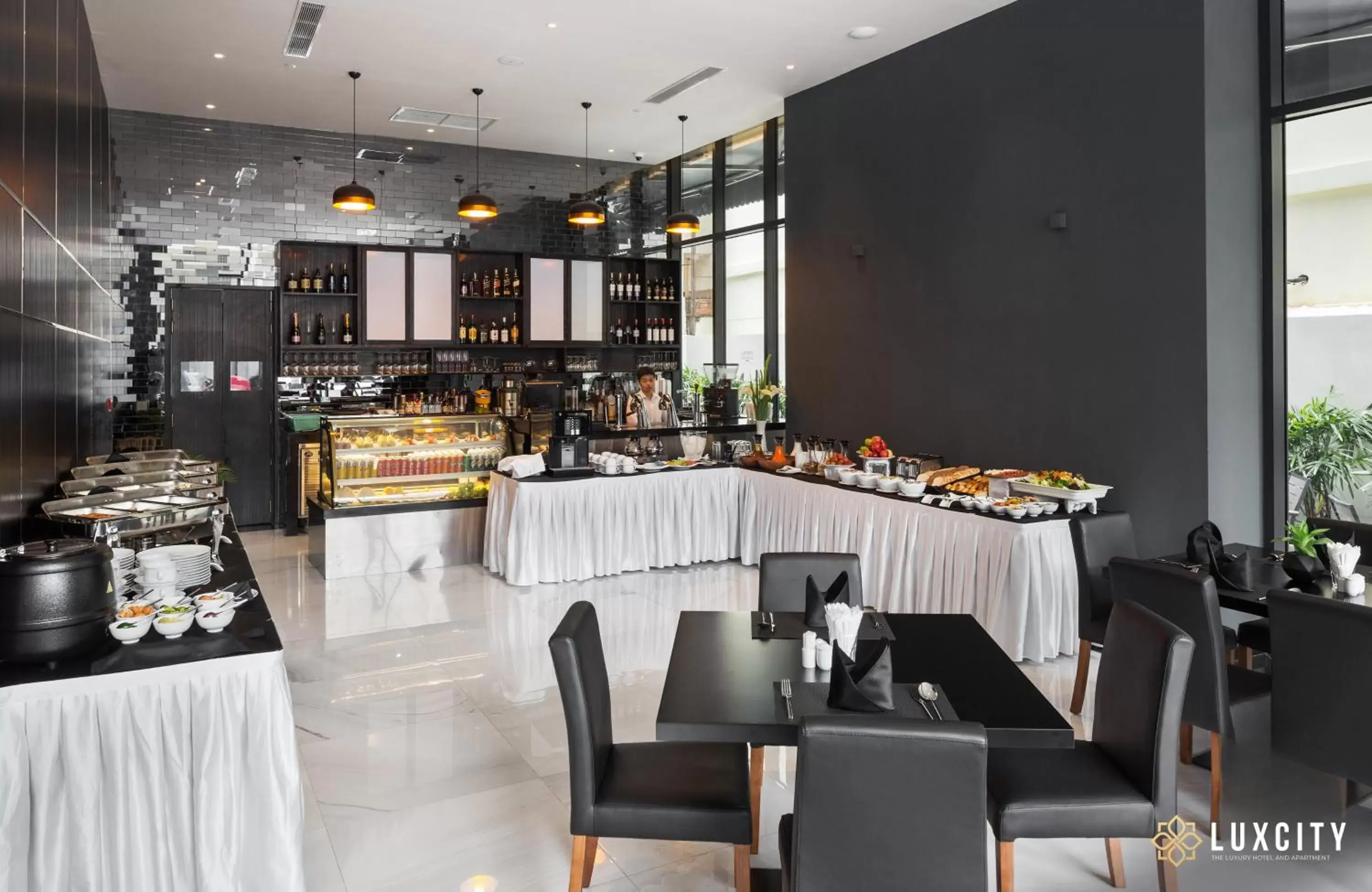 Restaurant/Places to Eat in Luxcity Hotel & Apartment