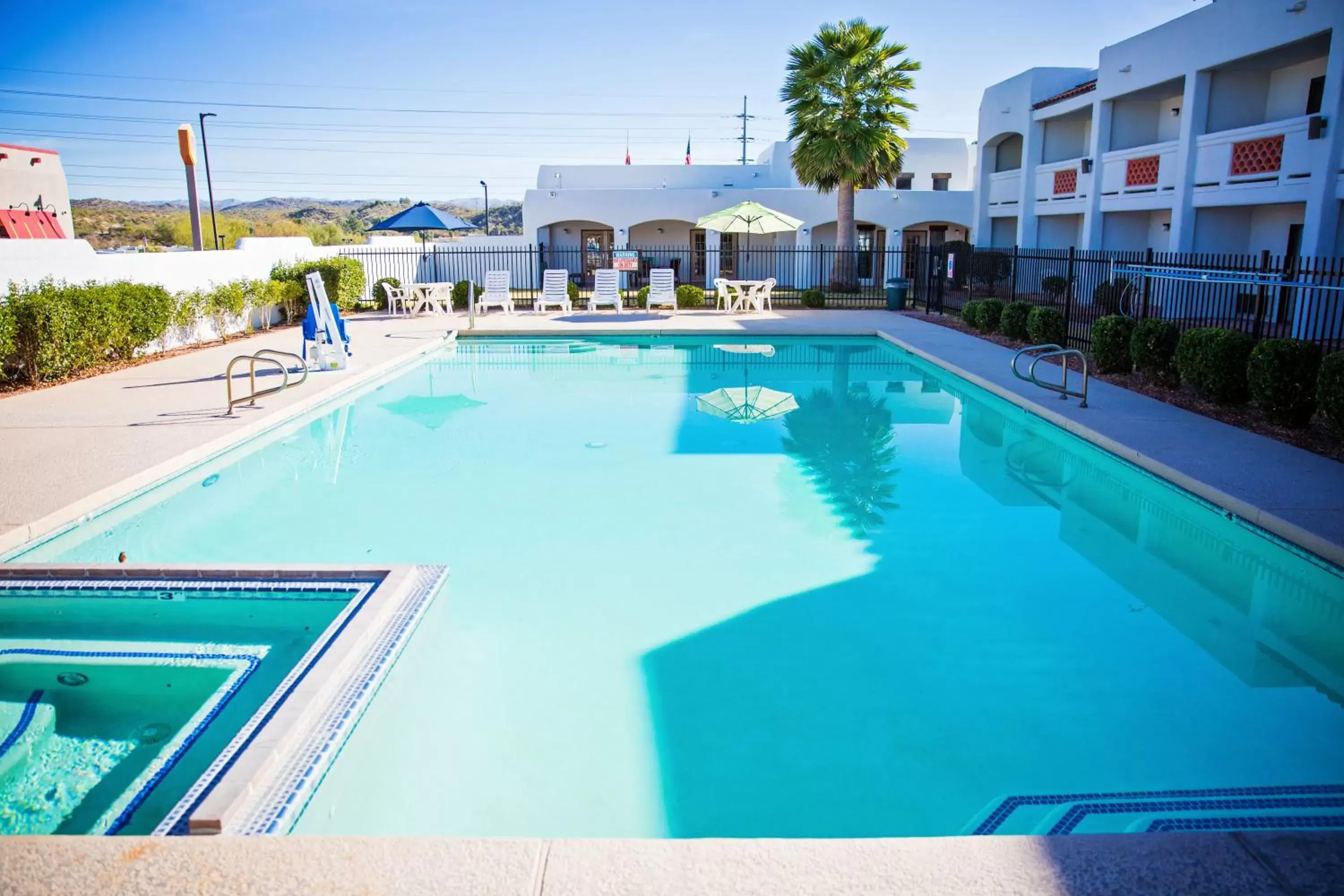 Swimming Pool in Los Viajeros Inn