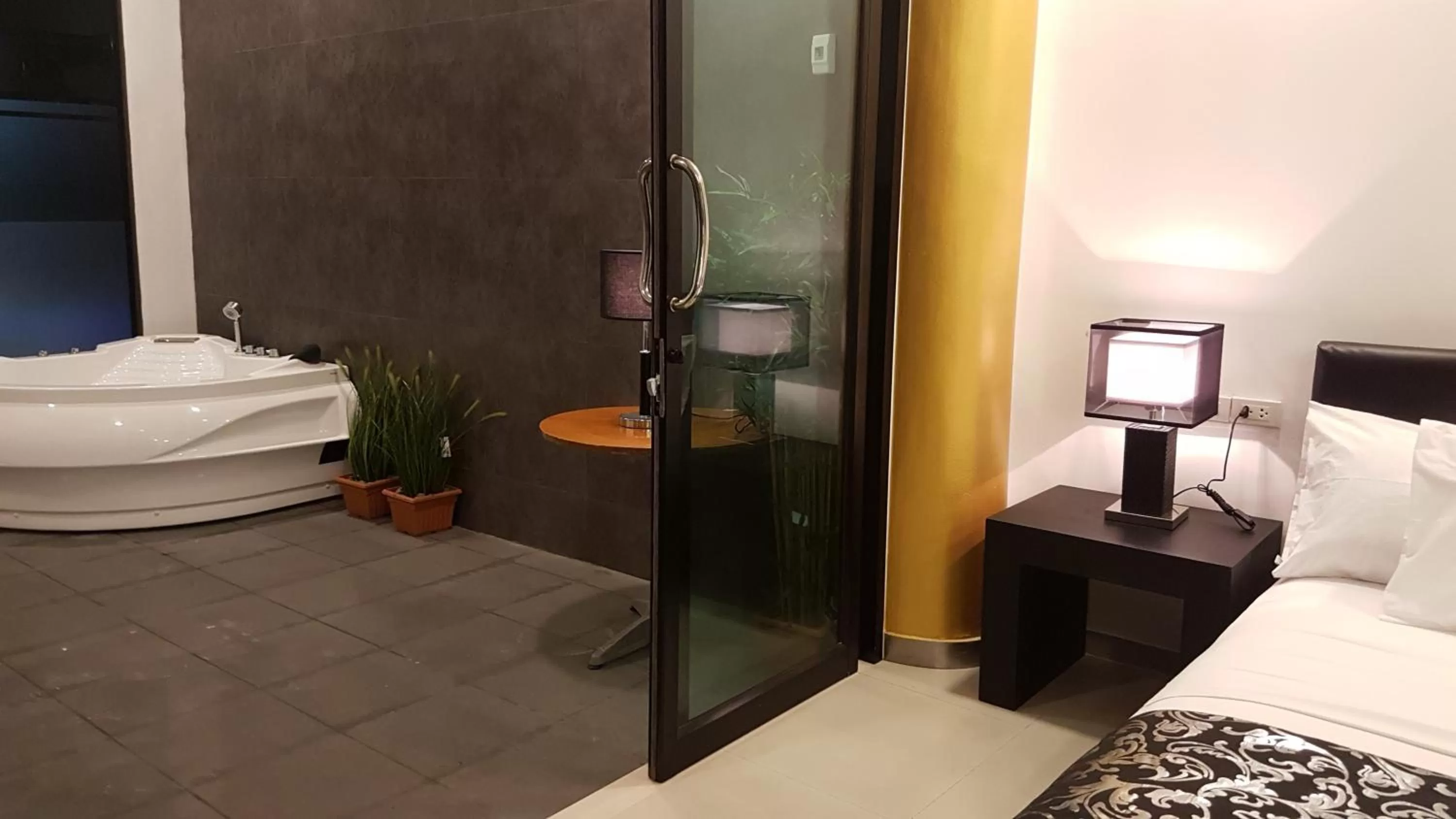 Balcony/Terrace, Bed in East Suites