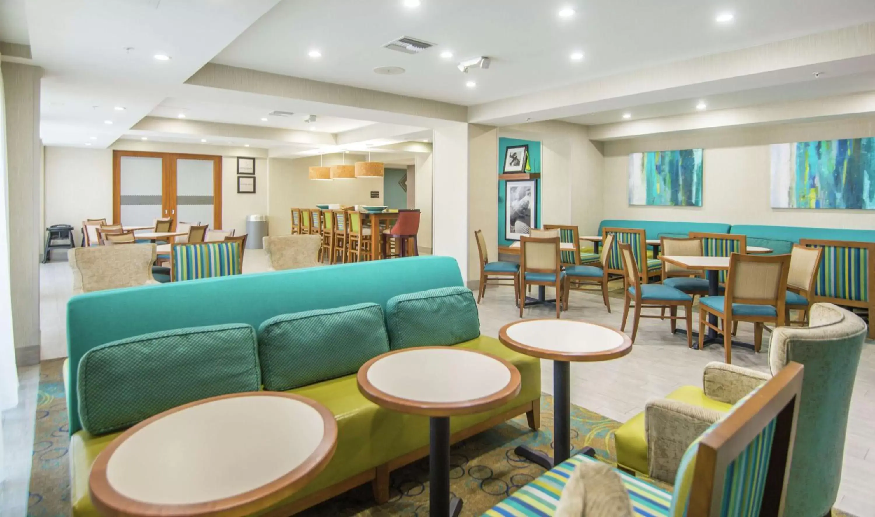 Dining area, Lounge/Bar in Hampton Inn Jacksonville South/I-95 at JTB