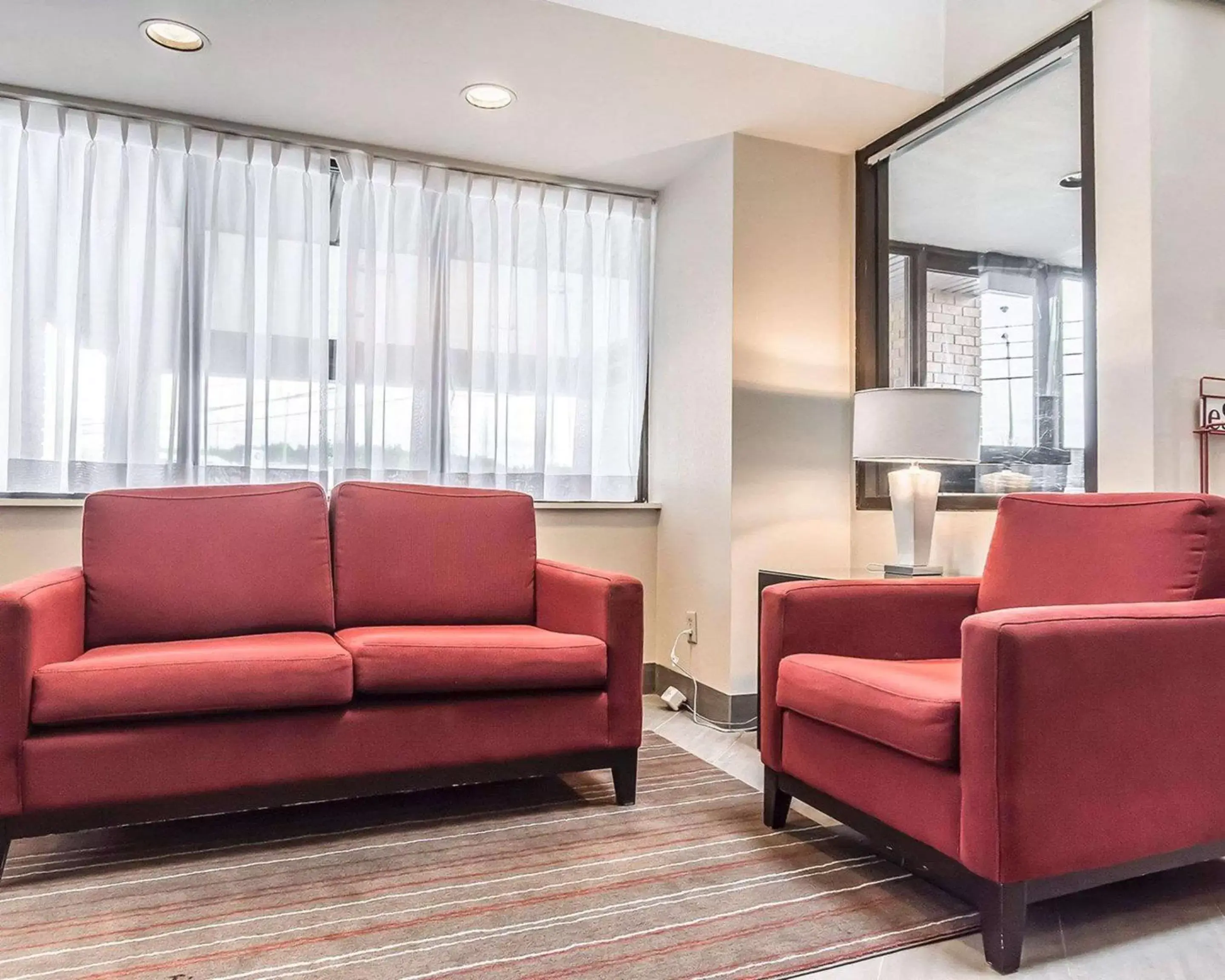 Lobby or reception, Seating Area in Comfort Inn Chicoutimi