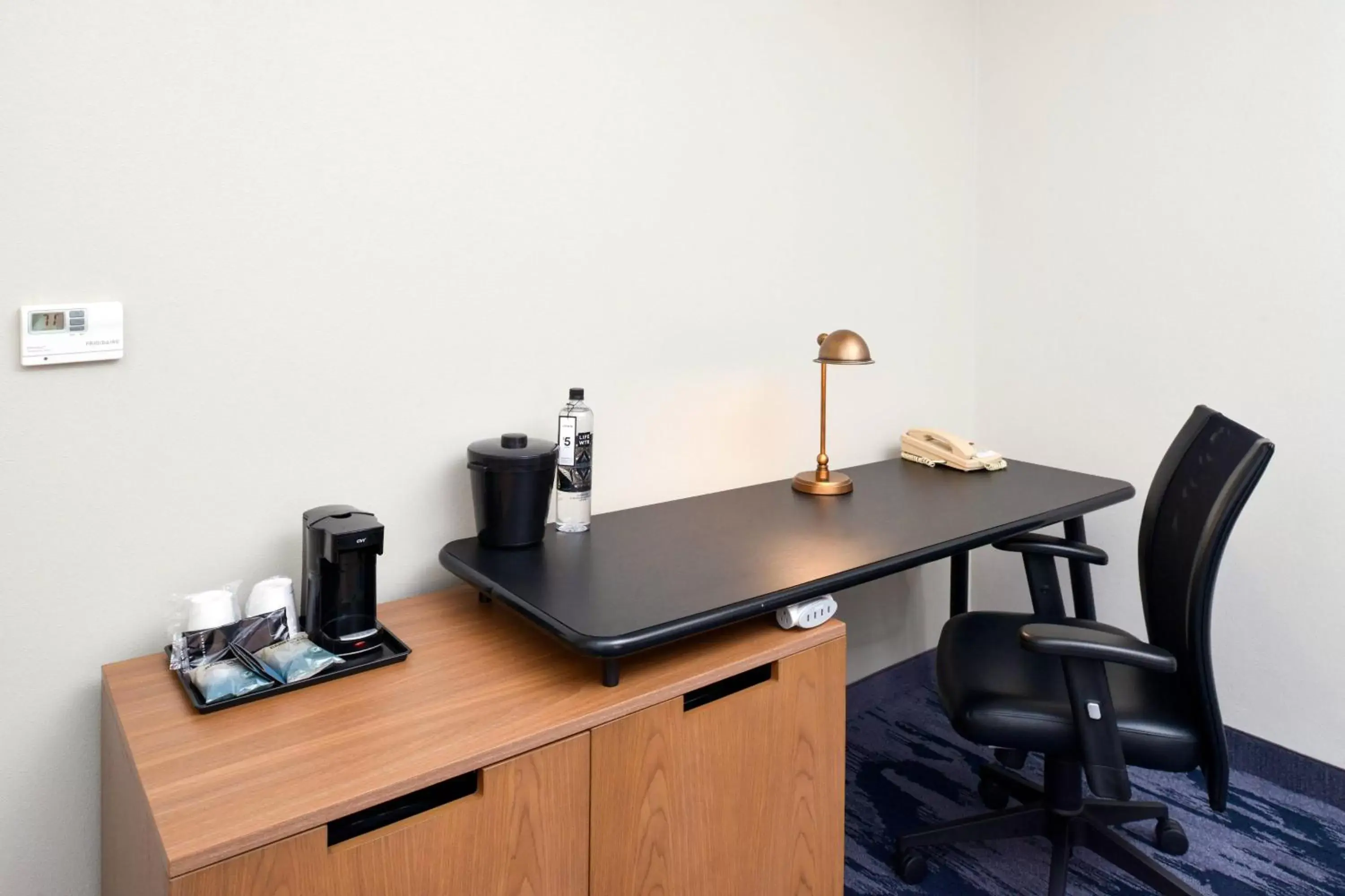 Bedroom, Kitchen/Kitchenette in Fairfield Inn Arlington Near Six Flags