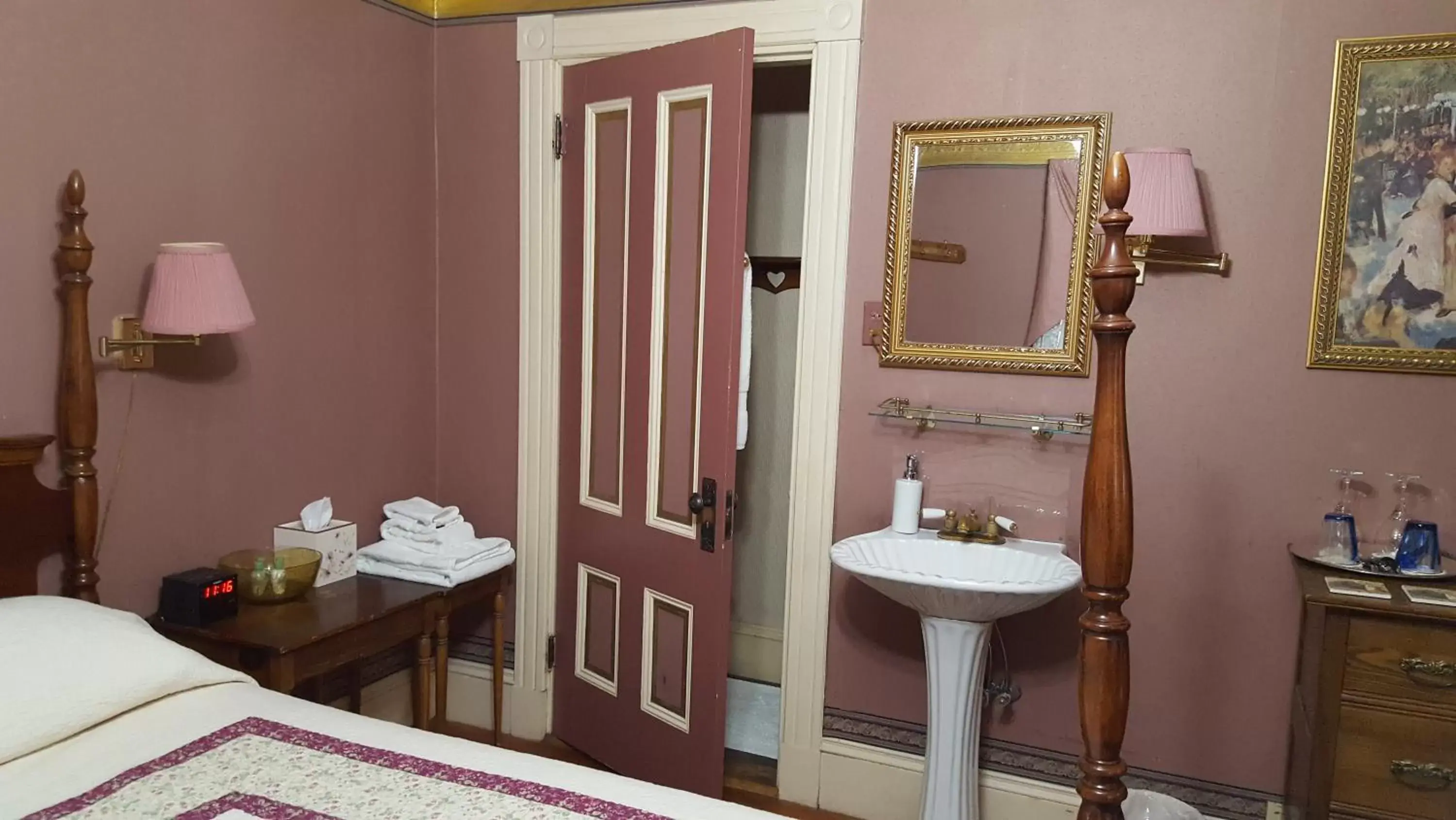 Bathroom in Holidae House Bed & Breakfast