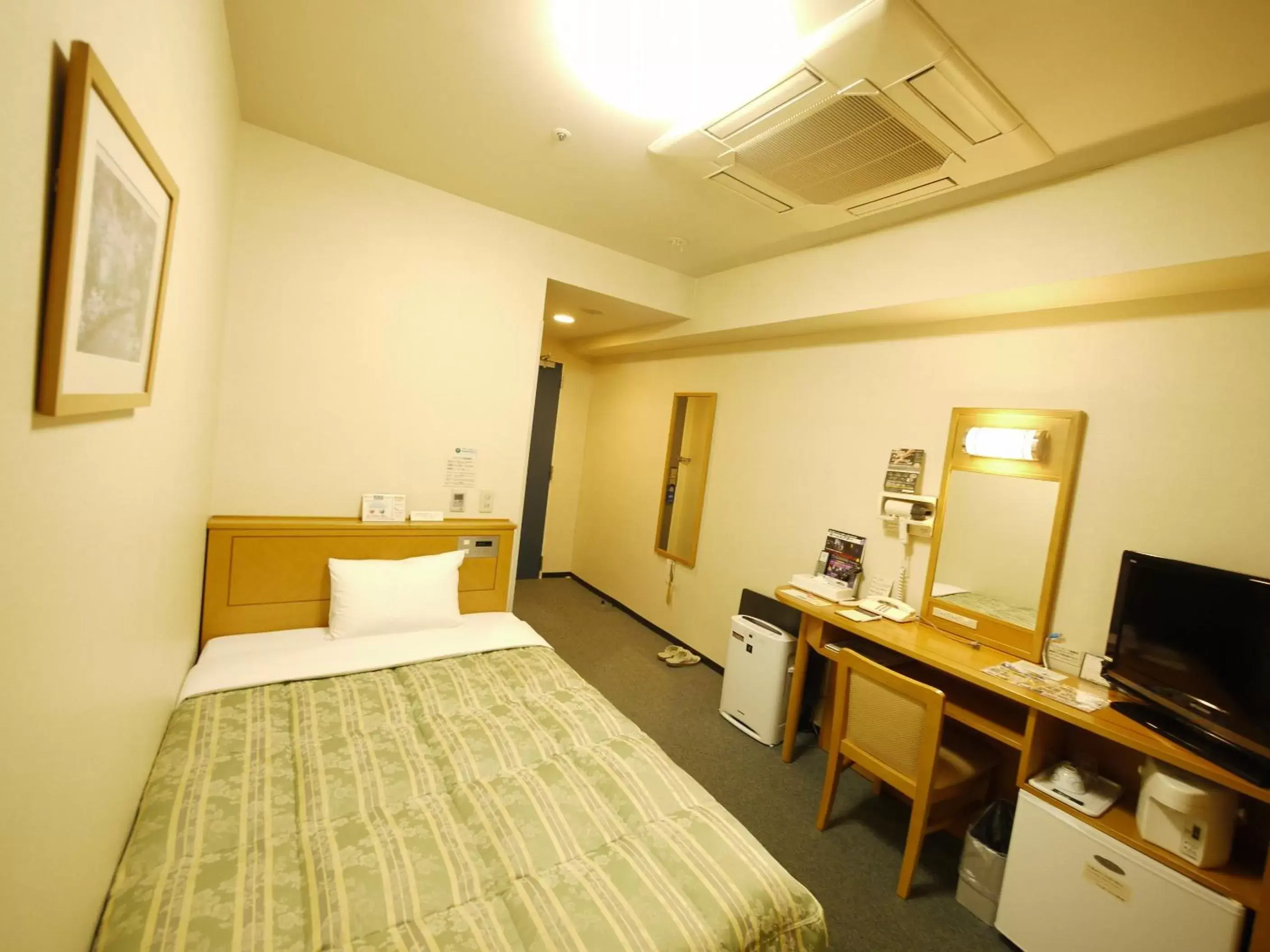 Bed, TV/Entertainment Center in Hotel Route-Inn Osaka Honmachi