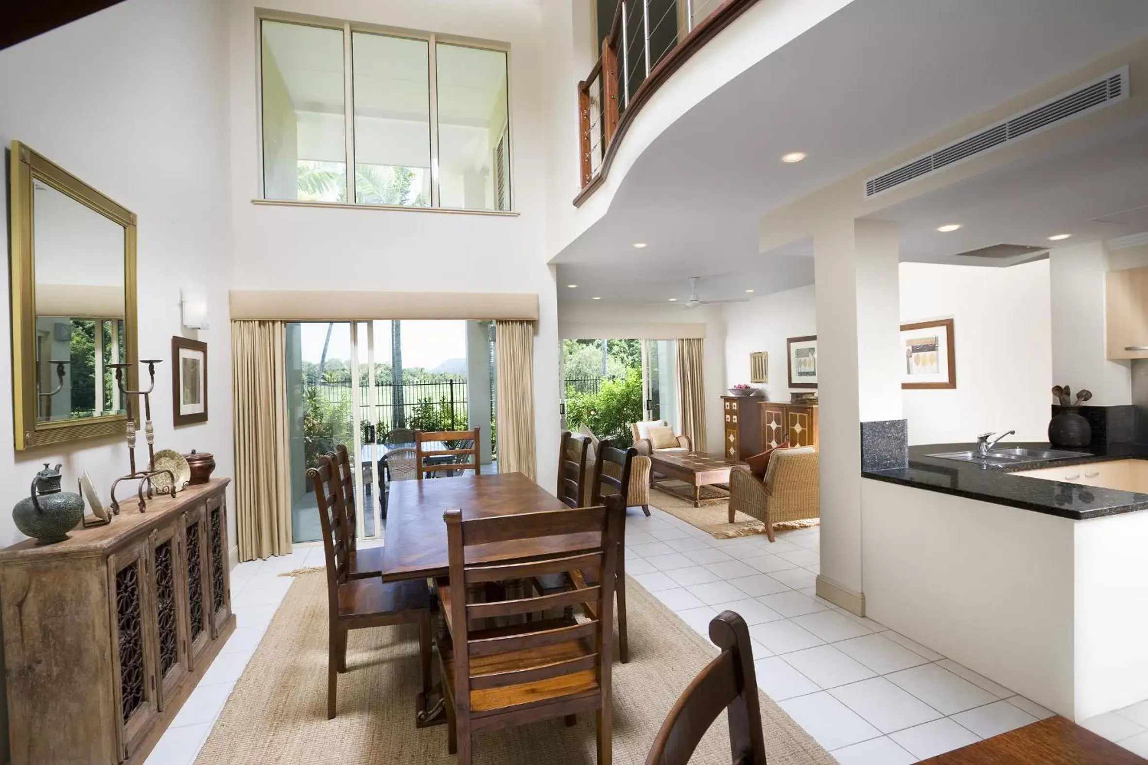 Living room, Restaurant/Places to Eat in Paradise Links Resort Port Douglas