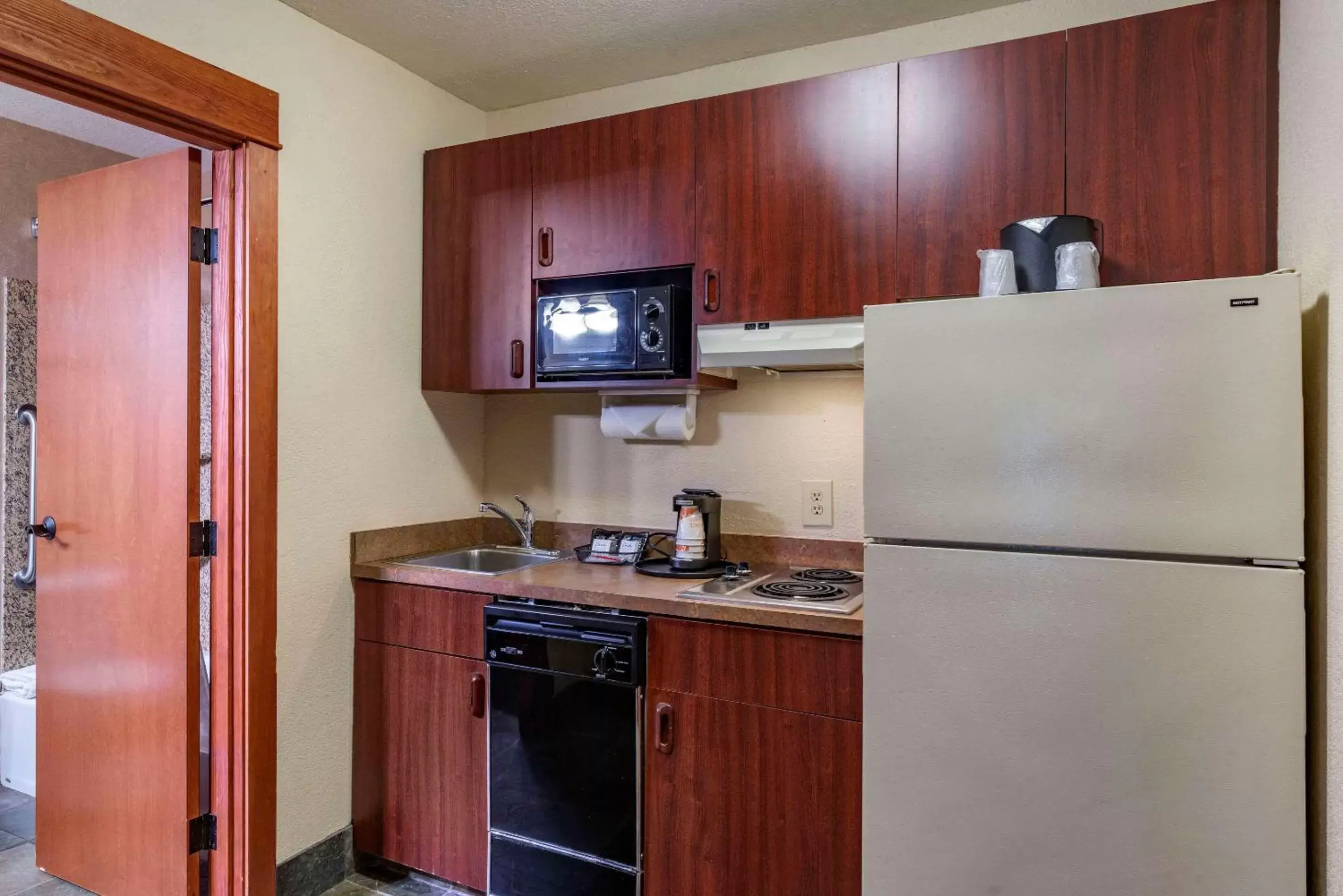 Bedroom, Kitchen/Kitchenette in Comfort Inn & Suites Lincoln City
