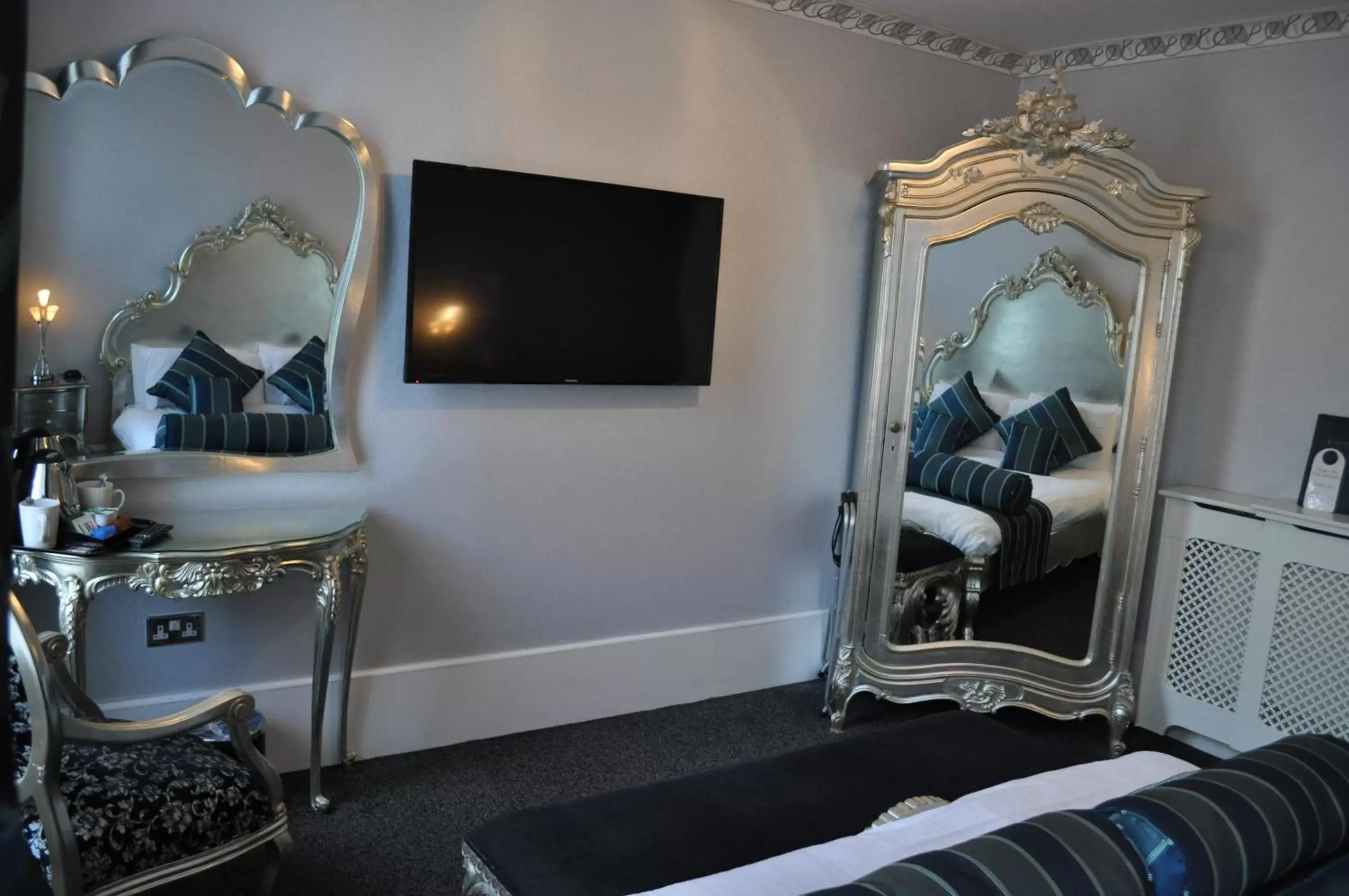 Bedroom, TV/Entertainment Center in Argyll Hotel