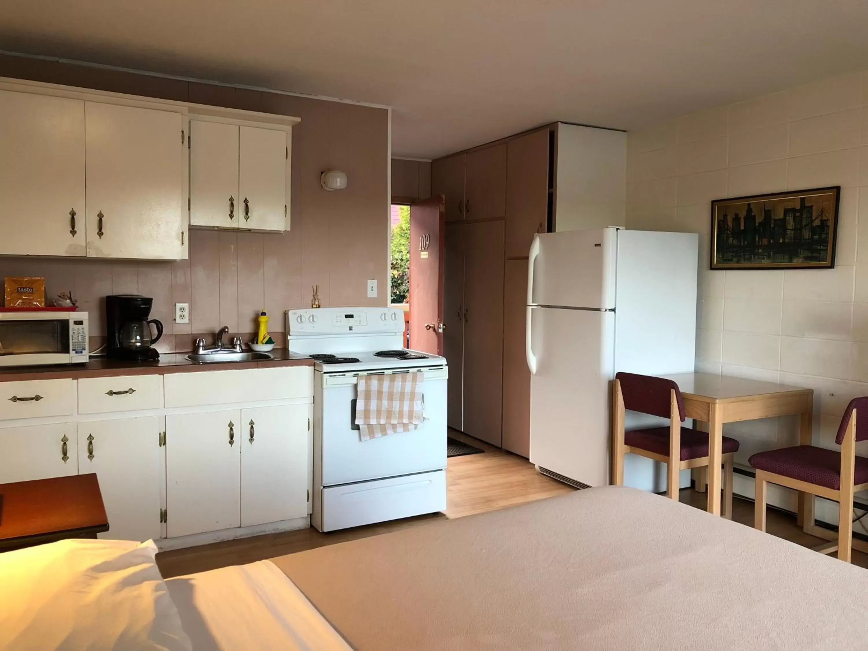 Kitchen or kitchenette, Kitchen/Kitchenette in Holiday House Motel