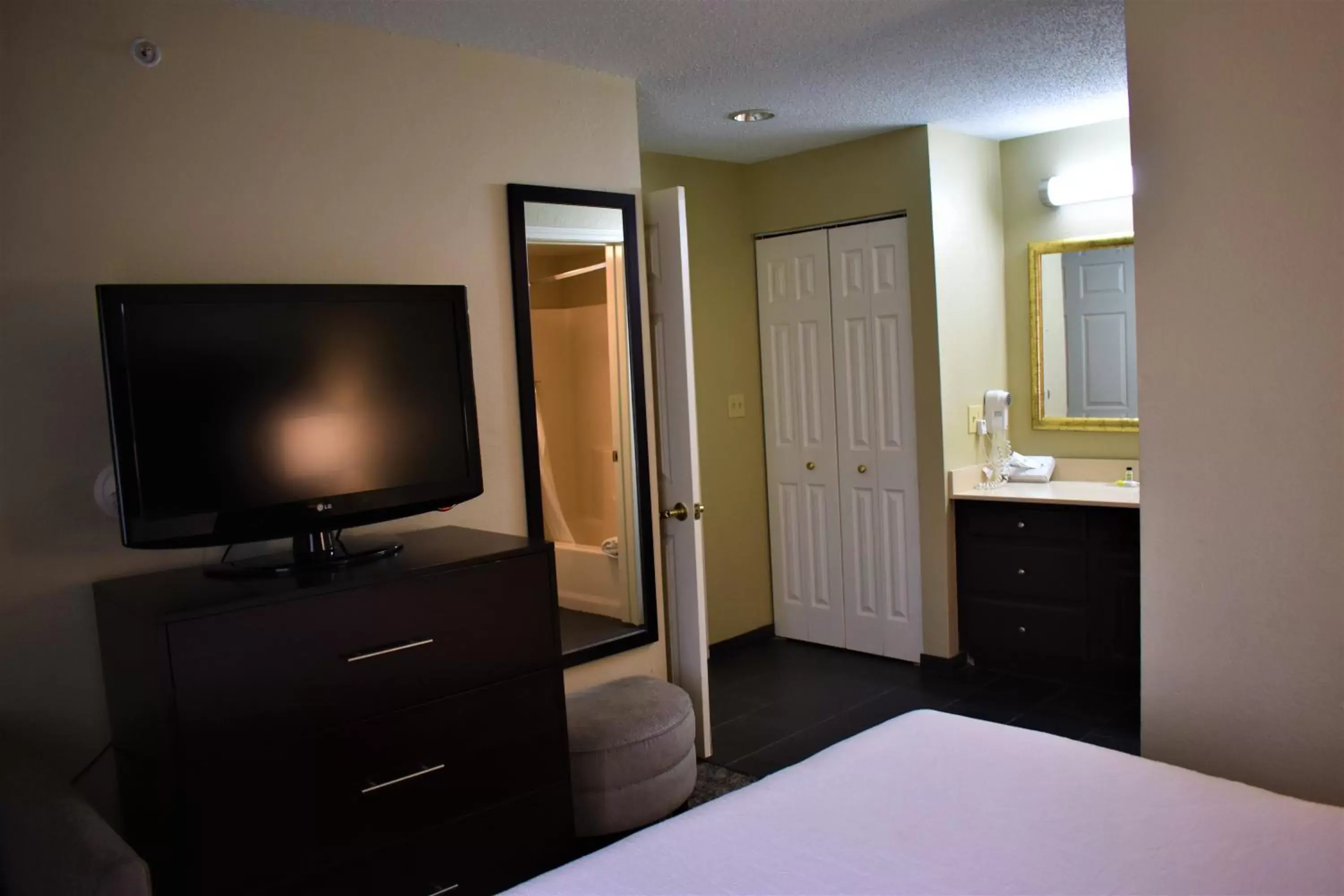 Bedroom, TV/Entertainment Center in Staybridge Suites Cranbury - South Brunswick, an IHG Hotel