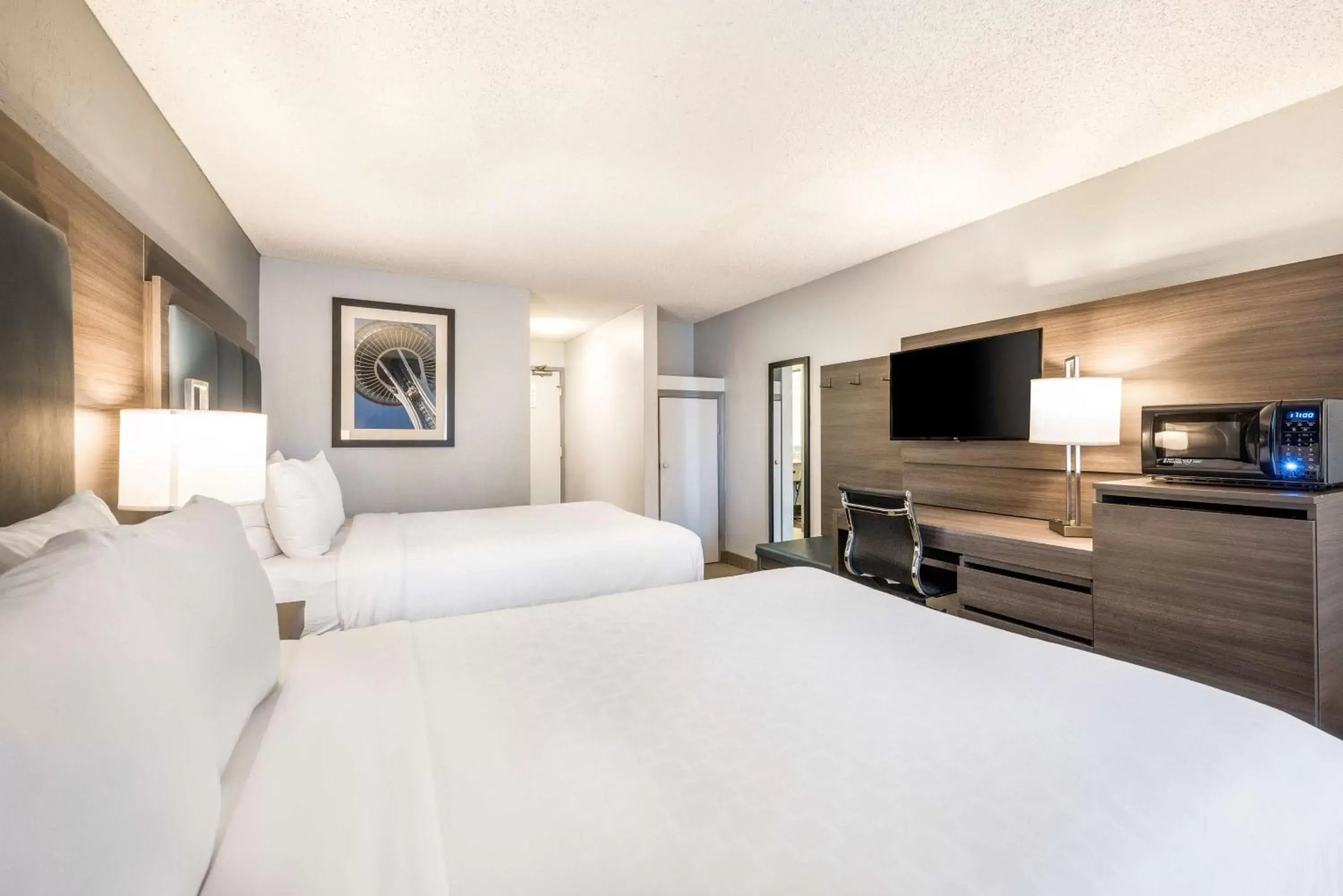 Bedroom, TV/Entertainment Center in SureStay Hotel by Best Western SeaTac Airport North