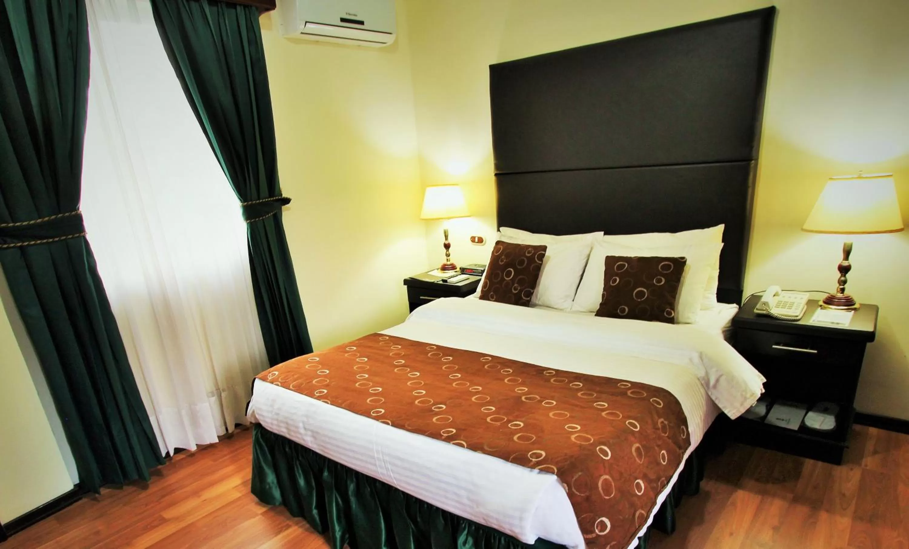 Photo of the whole room, Bed in Hotel San Fernando Real