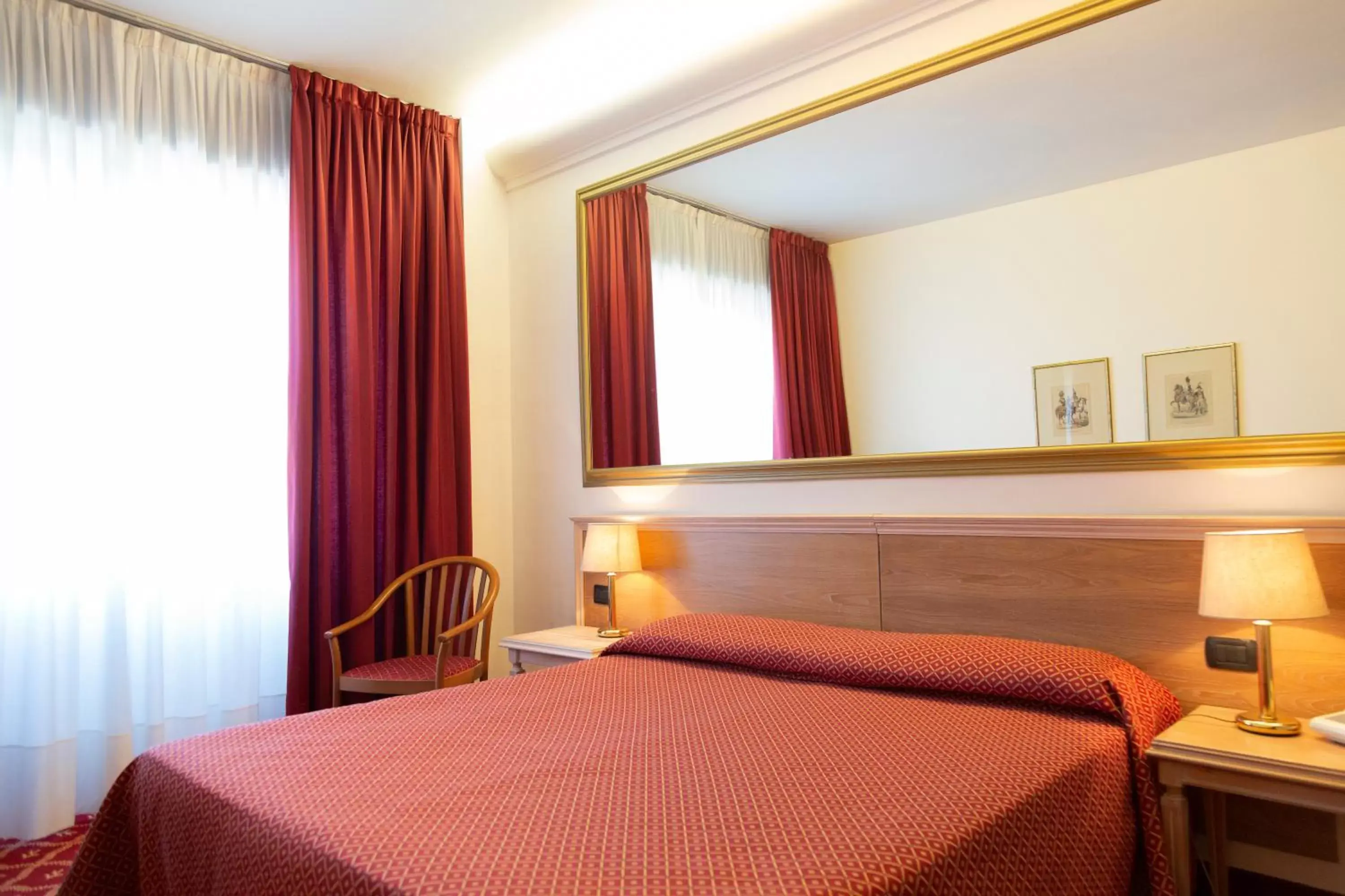 Bedroom, Bed in iH Hotels Milano St. John