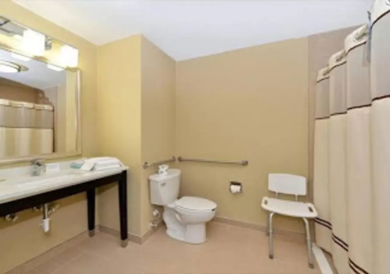 Shower, Bathroom in Quality Suites Nashville Airport