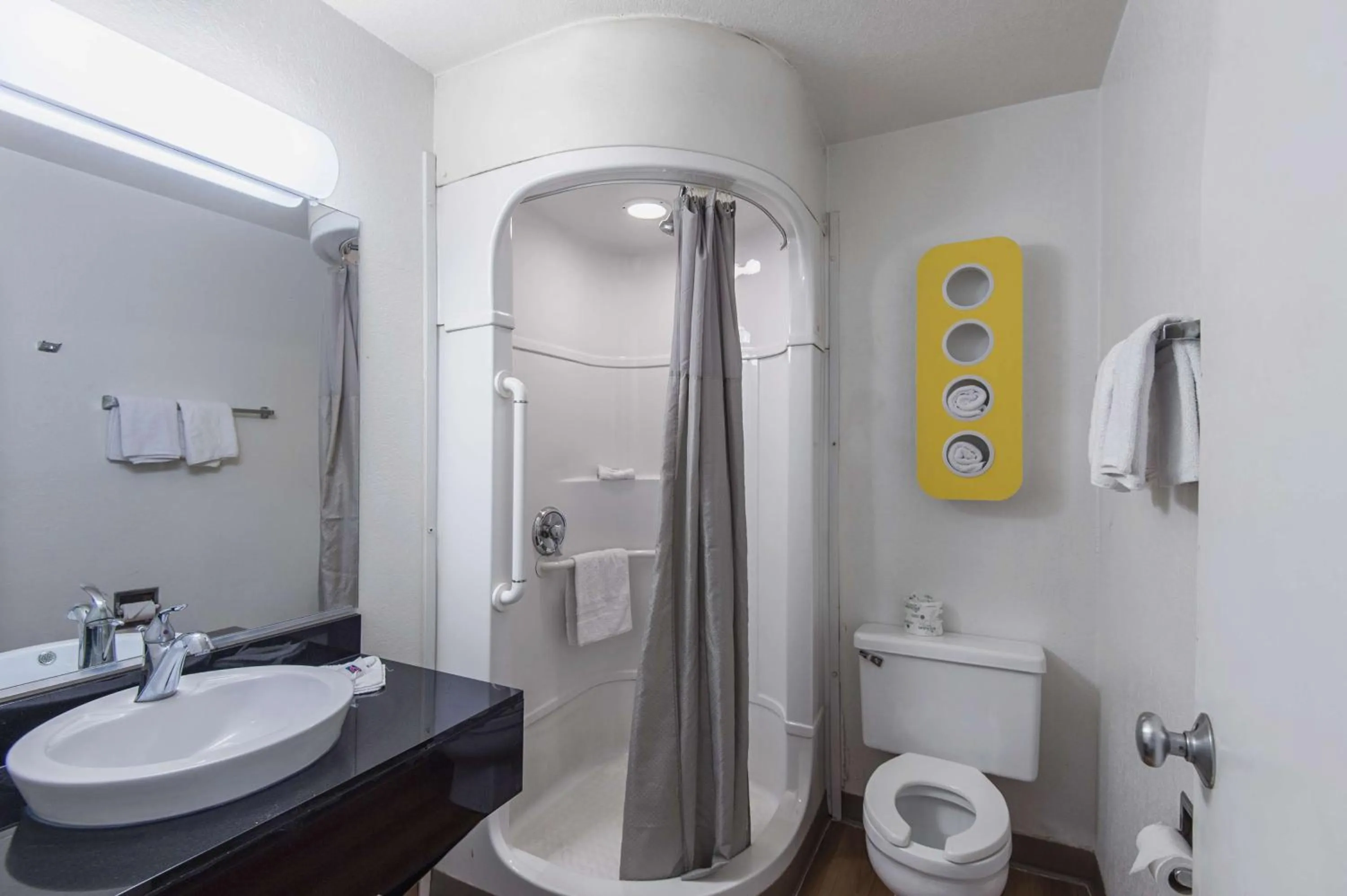 Bathroom in Motel 6 Kansas City, MO - Airport