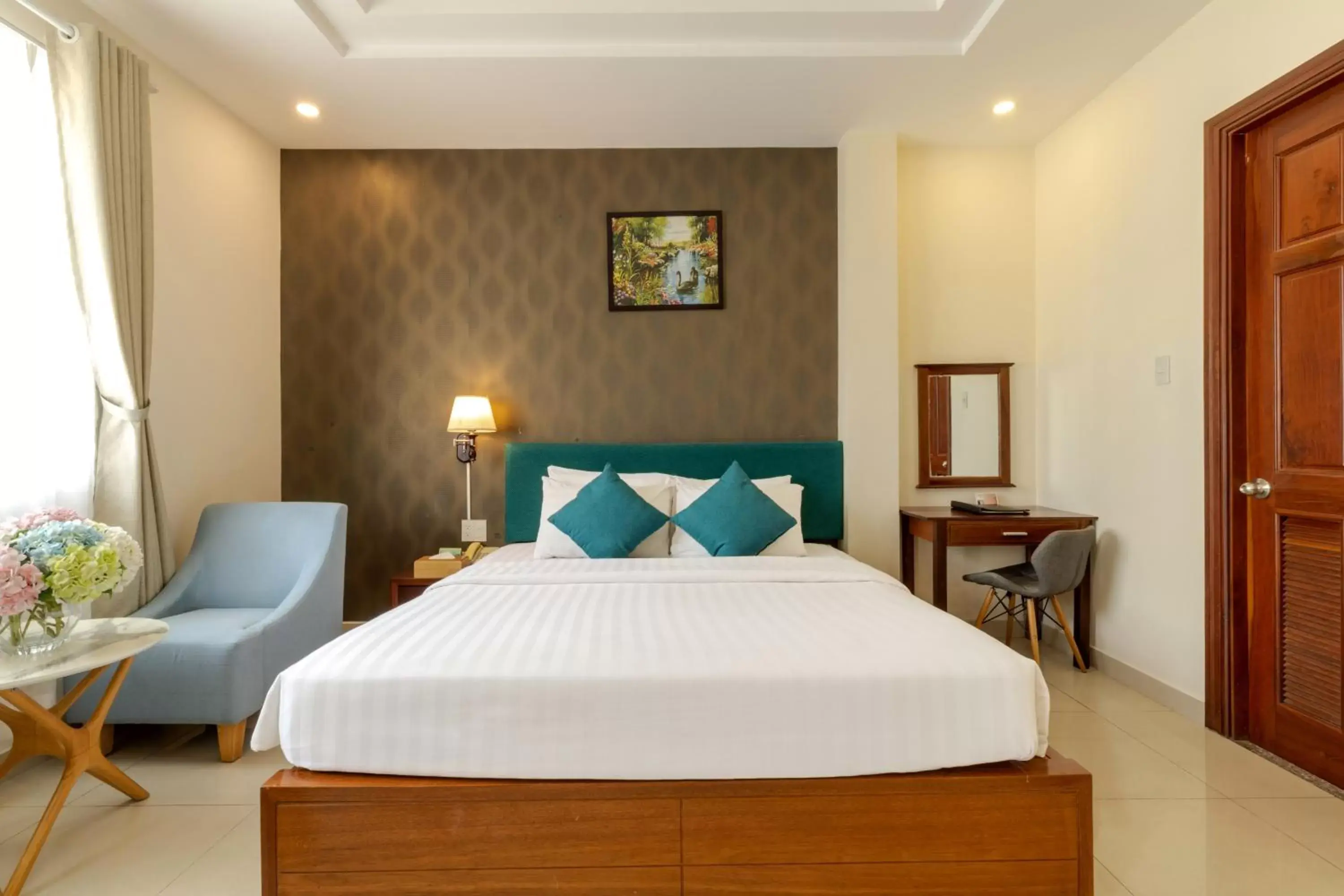 Bed in Airport Saigon Hotel - Gần ẩm thực đêm chợ Phạm Văn Hai