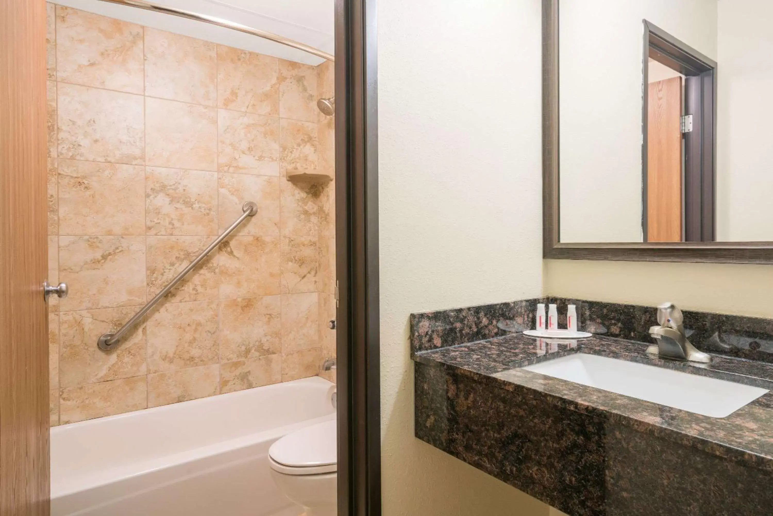 Bathroom in Days Inn & Suites by Wyndham Baxter Brainerd Area