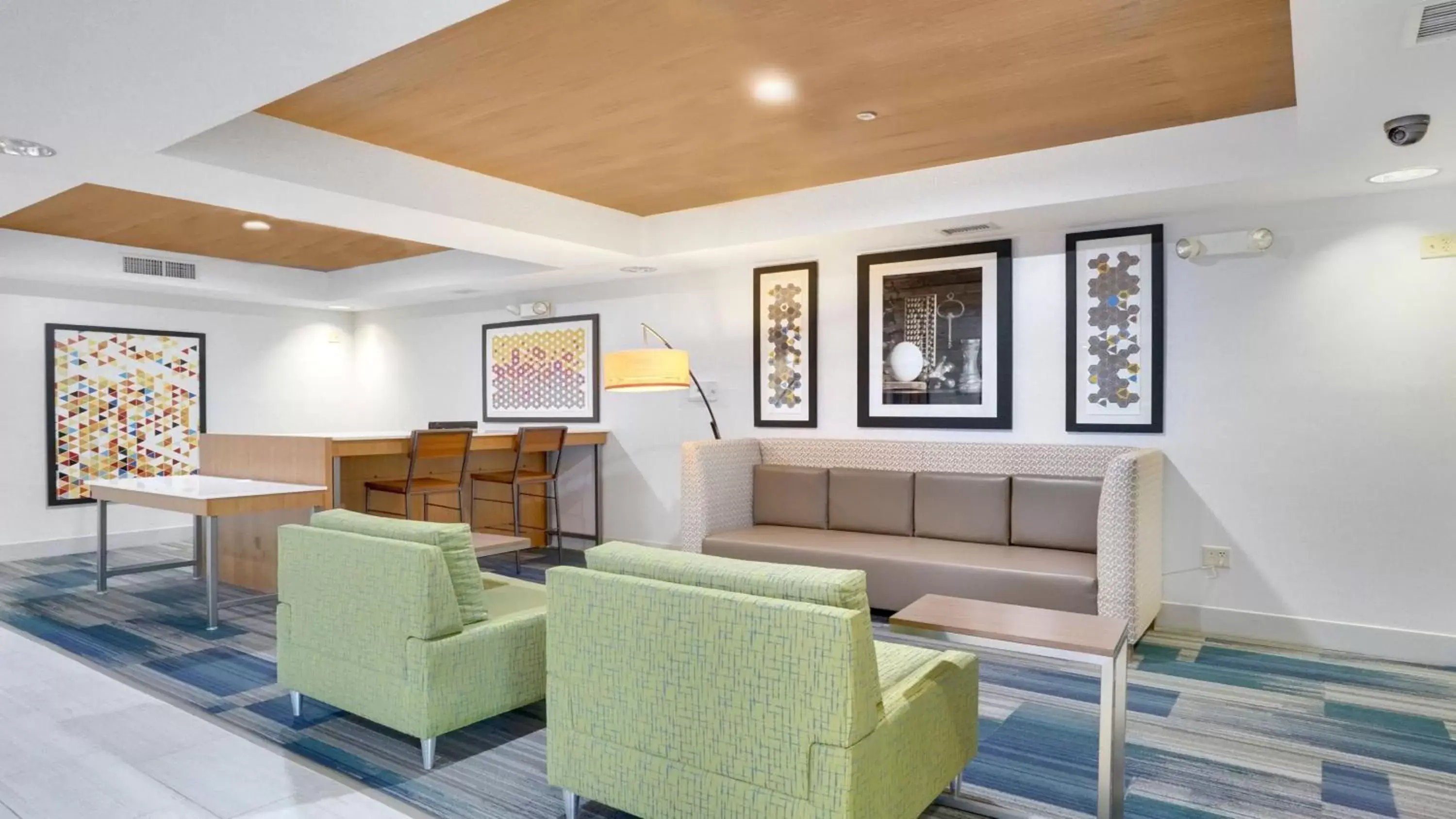 Lobby or reception, Seating Area in Holiday Inn Express Hotel & Suites Portland, an IHG Hotel